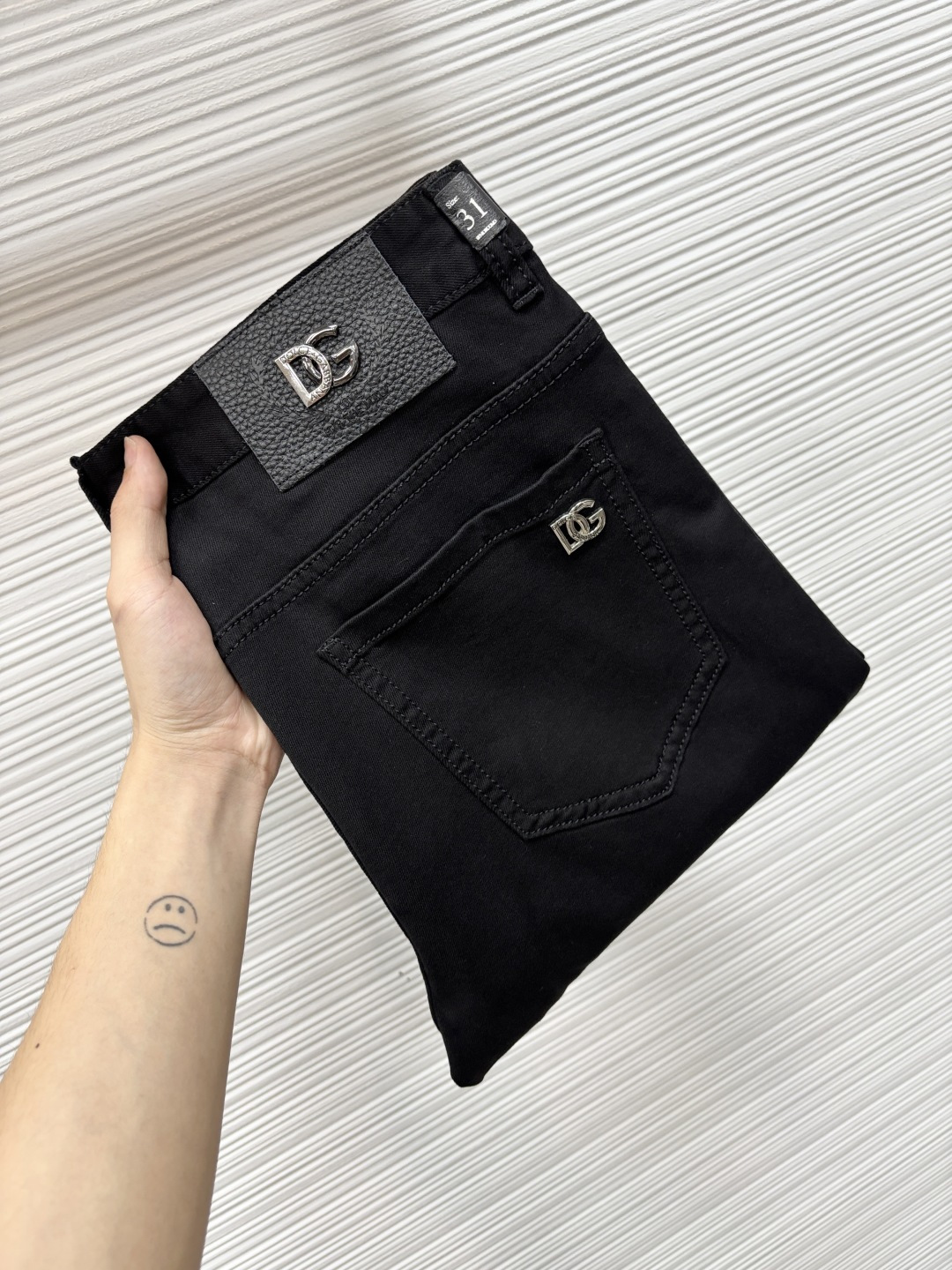 NO:926950,DG's latest 2026 spring jeans are stress-free when entering and exiting specialty stores. Best-selling models in the counter. Shared taste and value. Very comfortable to wear. Low-key yet luxurious. Very classy to wear. Needless to say the trousers style and cut. The upper body is exquisite and vivid. Real first-class top quality materials. Really top-level casual pants, using Turkish cotton. The most famous denim fabric is produced. The quality is outstanding. After heavy washing, the pants are very soft. 603LB straight-leg version.  Don’t be picky, the upper body is absolutely stylish, CX is extremely luxurious!  Size 29-38,,jeans,19860909DG 2026年春季最新品牛仔裤出入专卖店无压力 专柜热销款 品味与价值共享 身穿着非常舒适 低调不失奢华 穿出去非常有档次,裤型款式和裁剪亦无需多言 上身精致跃然.真正一等一顶级质料 真正殿堂级的休闲裤,选用土耳其的棉花 生产出最有名的单宁布 品质卓然 经过重水洗使得裤子很柔软 603LB直脚的版型 不挑人 上身绝对的有型 CX极度奢华！尺码29-38,,jeans,,Men's clothing