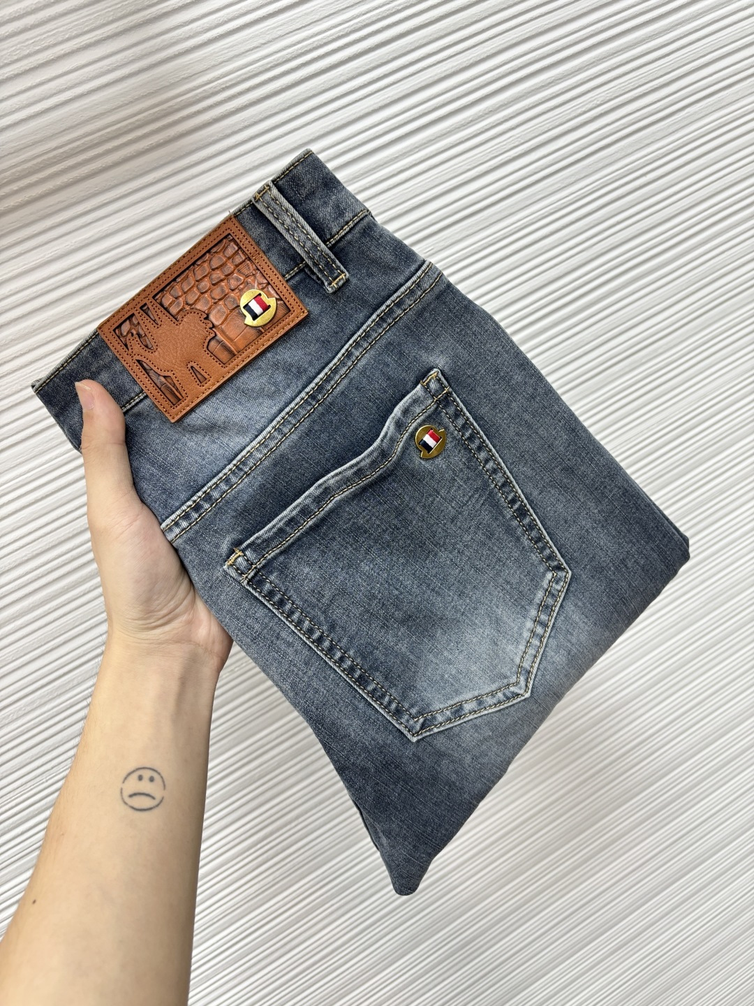 NO:908062,Mengkou's 2026 spring latest jeans are stress-free when entering and leaving the store. Best-selling models in the counter. Taste and value are shared. Very comfortable to wear. Low-key yet luxurious. Very classy to wear. Needless to say the trousers style and cut. The upper body is exquisite and vivid. Real first-class top quality materials. Really palace-level casual pants, using Turkish cotton. The most famous denim fabric is produced. The quality is outstanding. After heavy washing, the pants are very soft.  The 603LB straight-leg version is not picky and the upper body is absolutely stylish. CX is extremely luxurious!  Size 29-38,,Moncler,jeans,19860909蒙口 2026年春季最新品牛仔裤出入专卖店无压力 专柜热销款 品味与价值共享 身穿着非常舒适 低调不失奢华 穿出去非常有档次,裤型款式和裁剪亦无需多言 上身精致跃然.真正一等一顶级质料 真正殿堂级的休闲裤,选用土耳其的棉花 生产出最有名的单宁布 品质卓然 经过重水洗使得裤子很柔软 603LB直脚的版型 不挑人 上身绝对的有型 CX极度奢华！尺码29-38,,Moncler,jeans,,Men's clothing