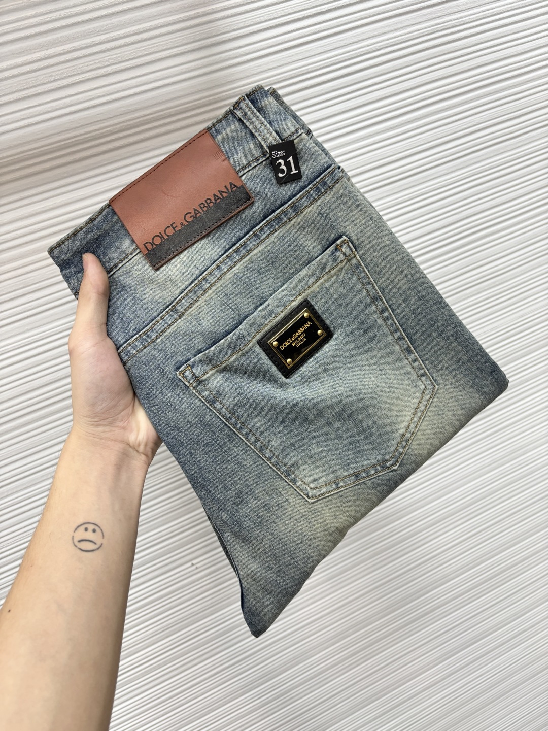 NO:908066,DG's latest 2026 spring jeans are stress-free when entering and exiting specialty stores. Best-selling models in the counter. Shared taste and value. Very comfortable to wear. Low-key yet luxurious. Very classy to wear. Needless to say the trousers style and cut. The upper body is exquisite and vivid. Real first-class top quality materials. Really top-level casual pants, using Turkish cotton. The most famous denim fabric is produced. The quality is outstanding. After heavy washing, the pants are very soft. 603LB straight-leg version.  Don’t be picky, the upper body is absolutely stylish, CX is extremely luxurious!  Size 29-38,,jeans,19860909DG 2026年春季最新品牛仔裤出入专卖店无压力 专柜热销款 品味与价值共享 身穿着非常舒适 低调不失奢华 穿出去非常有档次,裤型款式和裁剪亦无需多言 上身精致跃然.真正一等一顶级质料 真正殿堂级的休闲裤,选用土耳其的棉花 生产出最有名的单宁布 品质卓然 经过重水洗使得裤子很柔软 603LB直脚的版型 不挑人 上身绝对的有型 CX极度奢华！尺码29-38,,jeans,,Men's clothing