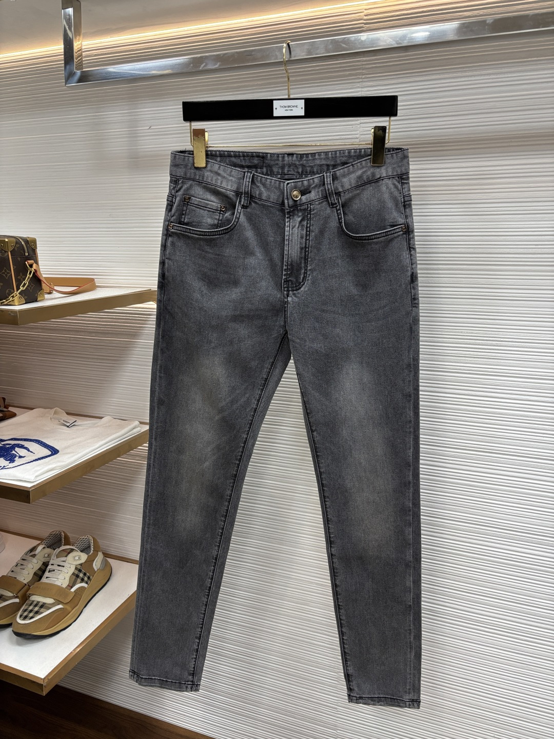 NO:917381,Gucci's latest spring jeans are stress-free when entering and leaving the store. Best-selling models in the counter. Shared taste and value. Very comfortable to wear. Low-key yet luxurious. Very classy to wear. Needless to say the trousers style and cut. The upper body is exquisite and vivid. Really first-class and top-quality materials. Really top-level casual pants, using Turkish cotton. The most famous denim is produced. The quality is outstanding. After heavy washing, the pants are very soft. The straight-leg version 610LB is not picky.  The upper body is absolutely stylish. CX25 is extremely luxurious!  Size 29-38,,jeans,19860909古奇 年春季最新品牛仔裤出入专卖店无压力 专柜热销款 品味与价值共享 身穿着非常舒适 低调不失奢华 穿出去非常有档次,裤型款式和裁剪亦无需多言 上身精致跃然.真正一等一顶级质料 真正殿堂级的休闲裤,选用土耳其的棉花 生产出最有名的单宁布 品质卓然 经过重水洗使得裤子很柔软 直脚的版型 610LB不挑人 上身绝对的有型 CX25 极度奢华！尺码29-38,,jeans,,Men's clothing