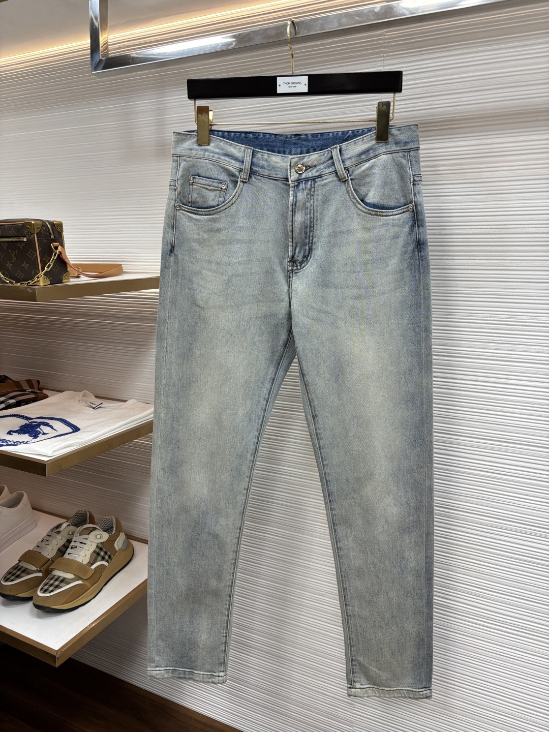 NO:906704,Prada's latest jeans in spring 2026 are stress-free when entering and leaving the store. Best-selling models in the counter. Taste and value are shared. Very comfortable to wear. Low-key yet luxurious. Very classy to wear. Needless to say the trousers style and cut. The upper body is exquisite and vivid. Really first-class and top-quality materials. Really palace-level casual pants, using Turkish cotton. The most famous denim is produced. The quality is outstanding. Heavy washing makes the pants very soft. Straight-leg version.  610LB is not picky. The upper body is absolutely stylish. CX25 is extremely luxurious!  Size 29-38,,prada,jeans,19860909普拉达 2026年春季最新品牛仔裤出入专卖店无压力 专柜热销款 品味与价值共享 身穿着非常舒适 低调不失奢华 穿出去非常有档次,裤型款式和裁剪亦无需多言 上身精致跃然.真正一等一顶级质料 真正殿堂级的休闲裤,选用土耳其的棉花 生产出最有名的单宁布 品质卓然 经过重水洗使得裤子很柔软 直脚的版型 610LB不挑人 上身绝对的有型 CX25 极度奢华！尺码29-38,,prada,jeans,,Men's clothing