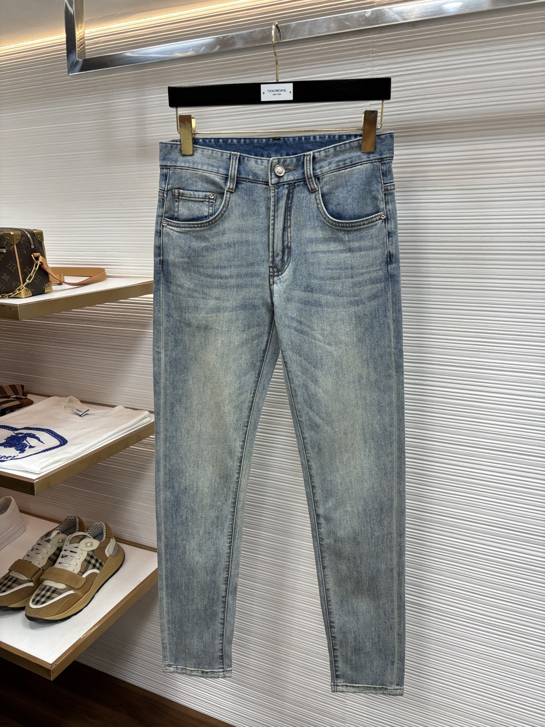 NO:917390,Dior's latest jeans in spring 2026 are stress-free when entering and leaving the store. Best-selling models in the counter. Taste and value are shared. Very comfortable to wear. Low-key yet luxurious. Very classy to wear. Needless to say the trousers style and cut. The upper body is exquisite and vivid. Really first-class and top-quality materials. Really palace-level casual pants, using Turkish cotton to produce the most famous denim. Excellent quality. Heavy washing makes the pants very soft. Straight-leg version.  610LB is not picky. The upper body is absolutely stylish. CX25 is extremely luxurious!  Size 29-38,,dior,jeans,19860909迪奥 2026年春季最新品牛仔裤出入专卖店无压力 专柜热销款 品味与价值共享 身穿着非常舒适 低调不失奢华 穿出去非常有档次,裤型款式和裁剪亦无需多言 上身精致跃然.真正一等一顶级质料 真正殿堂级的休闲裤,选用土耳其的棉花 生产出最有名的单宁布 品质卓然 经过重水洗使得裤子很柔软 直脚的版型 610LB不挑人 上身绝对的有型 CX25 极度奢华！尺码29-38,,dior,jeans,,Men's clothing
