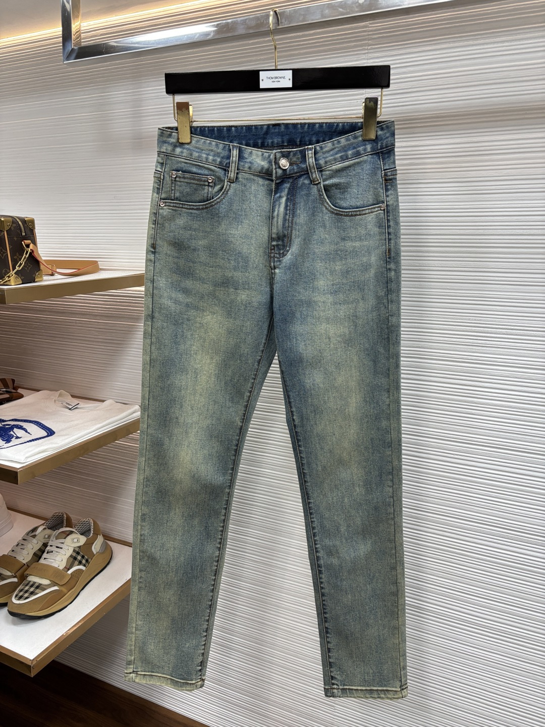 NO:917396,Dior's latest jeans in spring 2026 are stress-free when entering and leaving the store. Best-selling models in the counter. Taste and value are shared. Very comfortable to wear. Low-key yet luxurious. Very classy to wear. Needless to say the trousers style and cut. The upper body is exquisite and vivid. Really first-class and top-quality materials. Really palace-level casual pants, using Turkish cotton to produce the most famous denim. Excellent quality. Heavy washing makes the pants very soft. Straight-leg version.  610LB is not picky. The upper body is absolutely stylish. CX25 is extremely luxurious!  Size 29-38,,dior,jeans,19860909迪奥 2026年春季最新品牛仔裤出入专卖店无压力 专柜热销款 品味与价值共享 身穿着非常舒适 低调不失奢华 穿出去非常有档次,裤型款式和裁剪亦无需多言 上身精致跃然.真正一等一顶级质料 真正殿堂级的休闲裤,选用土耳其的棉花 生产出最有名的单宁布 品质卓然 经过重水洗使得裤子很柔软 直脚的版型 610LB不挑人 上身绝对的有型 CX25 极度奢华！尺码29-38,,dior,jeans,,Men's clothing