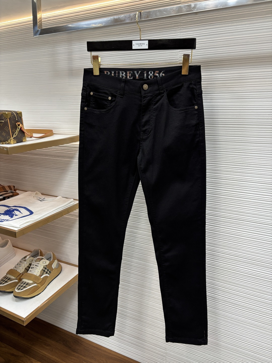 NO:917399,Burberry's 2026 spring latest jeans are stress-free when entering and leaving the store. Best-selling models in the counter. Shared taste and value. Very comfortable to wear. Low-key yet luxurious. Very classy to wear. Needless to say the trousers style and cut. The upper body is exquisite and vivid. Really first-class and top-quality materials. Really palace-level casual pants, using Turkish cotton to produce the most famous denim. Excellent quality. Heavy washing makes the pants very soft. Straight-footed version.  610LB is not picky. The upper body is absolutely stylish. CX25 is extremely luxurious!  Size 29-38,,burberry,jeans,19860909巴宝莉 2026年春季最新品牛仔裤出入专卖店无压力 专柜热销款 品味与价值共享 身穿着非常舒适 低调不失奢华 穿出去非常有档次,裤型款式和裁剪亦无需多言 上身精致跃然.真正一等一顶级质料 真正殿堂级的休闲裤,选用土耳其的棉花 生产出最有名的单宁布 品质卓然 经过重水洗使得裤子很柔软 直脚的版型 610LB不挑人 上身绝对的有型 CX25 极度奢华！尺码29-38,,burberry,jeans,,Men's clothing