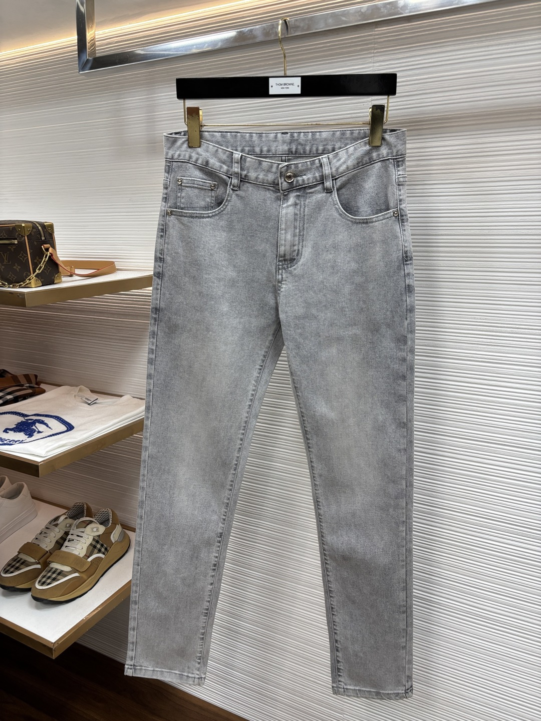 NO:917402,Armani's latest 2026 spring jeans are stress-free to enter and leave the store. Best-selling models in the counter. Shared taste and value. Very comfortable to wear. Low-key yet luxurious. Very classy to wear. Needless to say the trousers style and cut. The upper body is exquisite and vivid. Really first-class and top-quality materials. Really palace-level casual pants, using Turkish cotton to produce the most famous denim. Excellent quality. Heavy washing makes the pants very soft. Straight-leg version.  610LB is not picky. The upper body is absolutely stylish. CX25 is extremely luxurious!  Size 29-38,,armani,jeans,19860909阿玛尼 2026年春季最新品牛仔裤出入专卖店无压力 专柜热销款 品味与价值共享 身穿着非常舒适 低调不失奢华 穿出去非常有档次,裤型款式和裁剪亦无需多言 上身精致跃然.真正一等一顶级质料 真正殿堂级的休闲裤,选用土耳其的棉花 生产出最有名的单宁布 品质卓然 经过重水洗使得裤子很柔软 直脚的版型 610LB不挑人 上身绝对的有型 CX25 极度奢华！尺码29-38,,armani,jeans,,Men's clothing