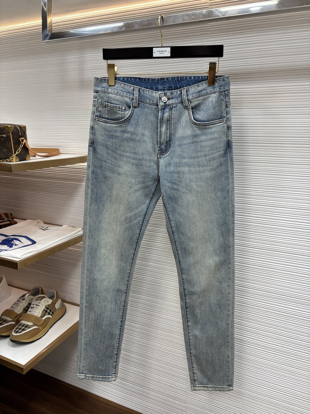 NO:917376,LV’s latest jeans in spring 2026 are stress-free when entering and exiting the store. Best-selling models in the counter. Taste and value are shared. Very comfortable to wear. Low-key yet luxurious. Very classy to wear. Needless to say the trousers style and cut. The upper body is exquisite and vivid. Really first-class top quality materials. Really palace-level casual pants, using Turkish cotton to produce the most famous denim. Excellent quality. Heavy washing makes the pants very soft. Straight-leg version.  610LB is not picky. The upper body is absolutely stylish. CX25 is extremely luxurious!  Size 29-38,,louis vuitton,jeans,19860909LV 2026年春季最新品牛仔裤出入专卖店无压力 专柜热销款 品味与价值共享 身穿着非常舒适 低调不失奢华 穿出去非常有档次,裤型款式和裁剪亦无需多言 上身精致跃然.真正一等一顶级质料 真正殿堂级的休闲裤,选用土耳其的棉花 生产出最有名的单宁布 品质卓然 经过重水洗使得裤子很柔软 直脚的版型 610LB不挑人 上身绝对的有型 CX25 极度奢华！尺码29-38,,louis vuitton,jeans,,Men's clothing