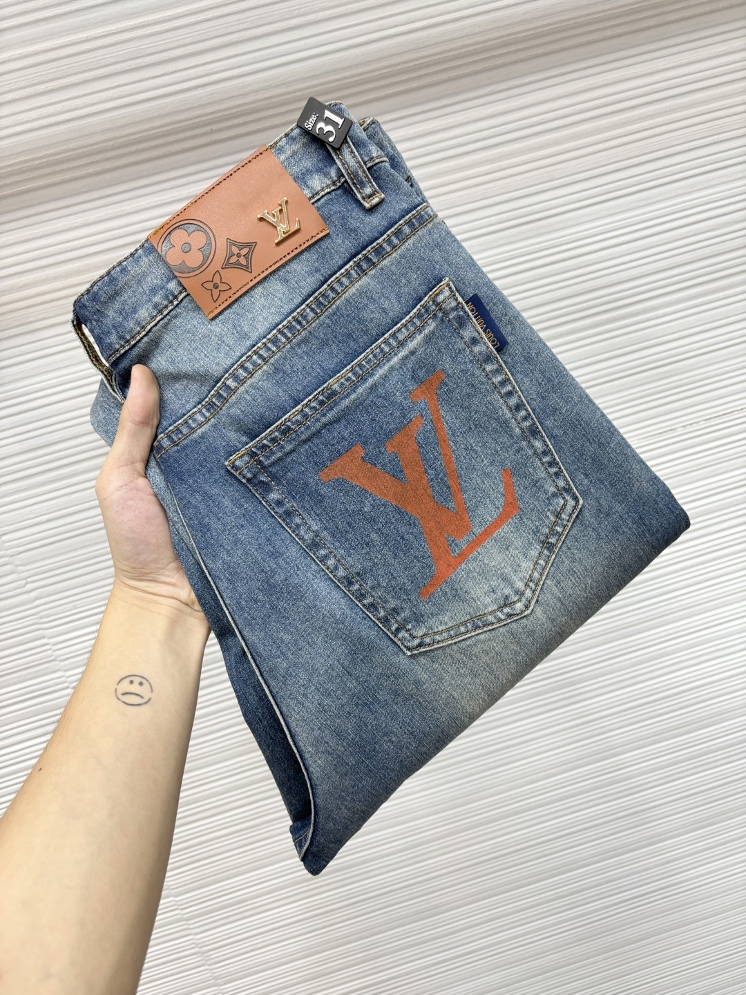 LV 年春季最新品牛仔裤🔥出入专卖店无压力 专柜热销款 品味与价值共享  身穿着非常舒适 低调不失奢华 