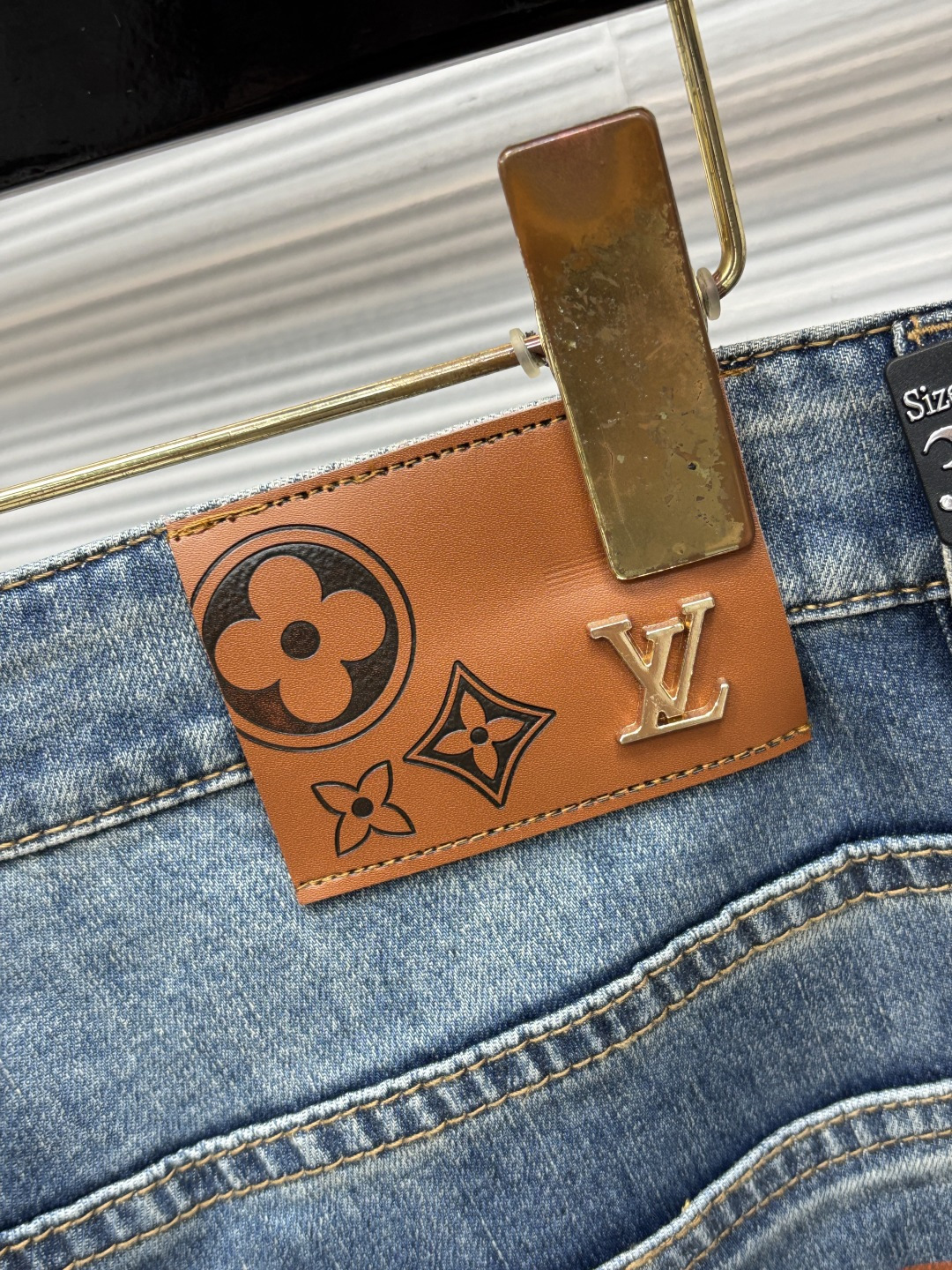 LV 年春季最新品牛仔裤🔥出入专卖店无压力 专柜热销款 品味与价值共享  身穿着非常舒适 低调不失奢华 
