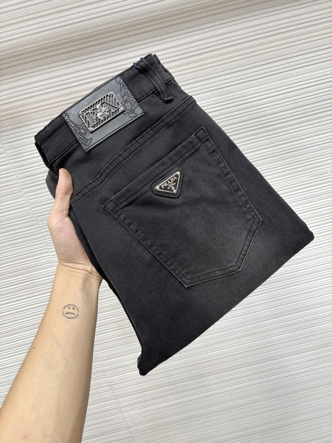 普拉达 年春季最新品牛仔裤🔥出入专卖店无压力 专柜热销款 品味与价值共享  身穿着非常舒适 低调不失奢华