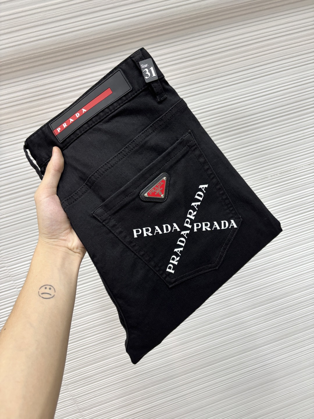 普拉达 年春季最新品牛仔裤🔥出入专卖店无压力 专柜热销款 品味与价值共享  身穿着非常舒适 低调不失奢华