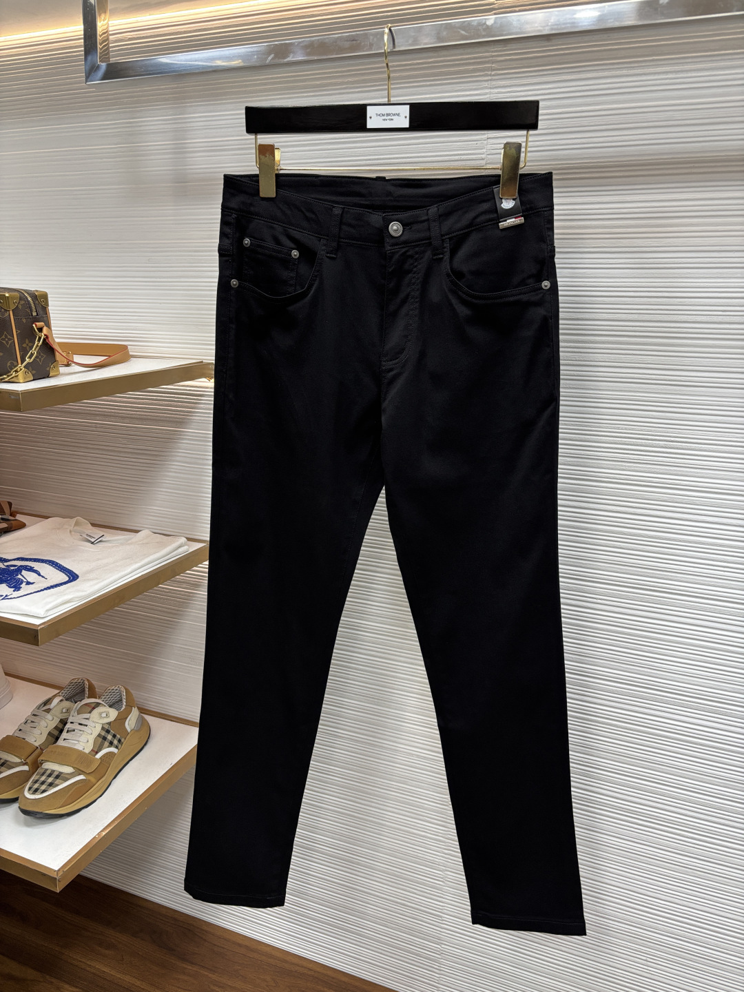 NO:906702,Mengkou's latest spring jeans are stress-free when entering and leaving the store. Best-selling models in the counter. Shared taste and value. Very comfortable to wear. Low-key yet luxurious. Very classy to wear. Needless to say the trousers style and cut. The upper body is exquisite and vivid. Really first-class and top-quality materials. Really top-level casual pants, using Turkish cotton. The most famous denim fabric is produced. The quality is outstanding. After heavy washing, the pants are very soft. The straight-leg version is not picky at 61 pounds.  The upper body is absolutely stylish and extremely luxurious!  Size 29-38,,Moncler,jeans,19860909蒙口 年春季最新品牛仔裤出入专卖店无压力 专柜热销款 品味与价值共享 身穿着非常舒适 低调不失奢华 穿出去非常有档次,裤型款式和裁剪亦无需多言 上身精致跃然.真正一等一顶级质料 真正殿堂级的休闲裤,选用土耳其的棉花 生产出最有名的单宁布 品质卓然 经过重水洗使得裤子很柔软 直脚的版型 61斤LB不挑人 上身绝对的有型 极度奢华！尺码29-38,,Moncler,jeans,,Men's clothing