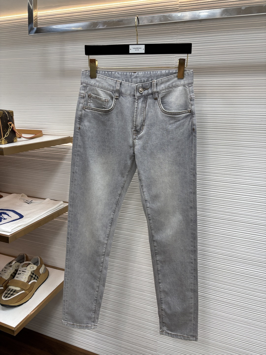 NO:906700,Dior's latest spring jeans are stress-free when entering and exiting the store. Best-selling models in the counter. Shared taste and value. Very comfortable to wear. Low-key yet luxurious. Very classy to wear. Needless to say the trousers style and cut. The upper body is exquisite and vivid. Really first-class and top-quality materials. Really top-level casual pants, using Turkish cotton. The most famous denim fabric is produced. The quality is outstanding. After heavy washing, the pants are very soft. The straight-leg version is not picky at 61 pounds.  The upper body is absolutely stylish and extremely luxurious!  Size 29-38,,dior,jeans,19860909迪奥 年春季最新品牛仔裤出入专卖店无压力 专柜热销款 品味与价值共享 身穿着非常舒适 低调不失奢华 穿出去非常有档次,裤型款式和裁剪亦无需多言 上身精致跃然.真正一等一顶级质料 真正殿堂级的休闲裤,选用土耳其的棉花 生产出最有名的单宁布 品质卓然 经过重水洗使得裤子很柔软 直脚的版型 61斤LB不挑人 上身绝对的有型 极度奢华！尺码29-38,,dior,jeans,,Men's clothing