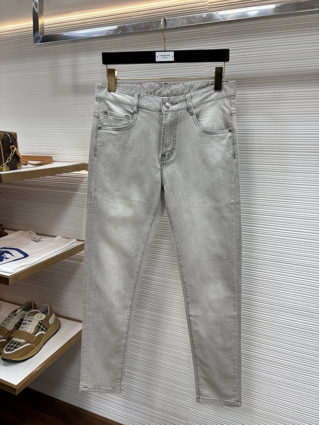NO:906698,Prada's latest spring jeans are stress-free when entering and exiting the store. Best-selling models in the counter. Shared taste and value. Very comfortable to wear. Low-key yet luxurious. Very classy to wear. Needless to say the trousers style and cut. The upper body is exquisite and vivid. Really first-class and top-quality materials. Really top-level casual pants, using Turkish cotton. The most famous denim fabric is produced. The quality is outstanding. After heavy washing, the pants are very soft. The straight-leg version is not picky at 61 pounds.  The upper body is absolutely stylish and extremely luxurious!  Size 29-38,,prada,jeans,19860909普拉达 年春季最新品牛仔裤出入专卖店无压力 专柜热销款 品味与价值共享 身穿着非常舒适 低调不失奢华 穿出去非常有档次,裤型款式和裁剪亦无需多言 上身精致跃然.真正一等一顶级质料 真正殿堂级的休闲裤,选用土耳其的棉花 生产出最有名的单宁布 品质卓然 经过重水洗使得裤子很柔软 直脚的版型 61斤LB不挑人 上身绝对的有型 极度奢华！尺码29-38,,prada,jeans,,Men's clothing
