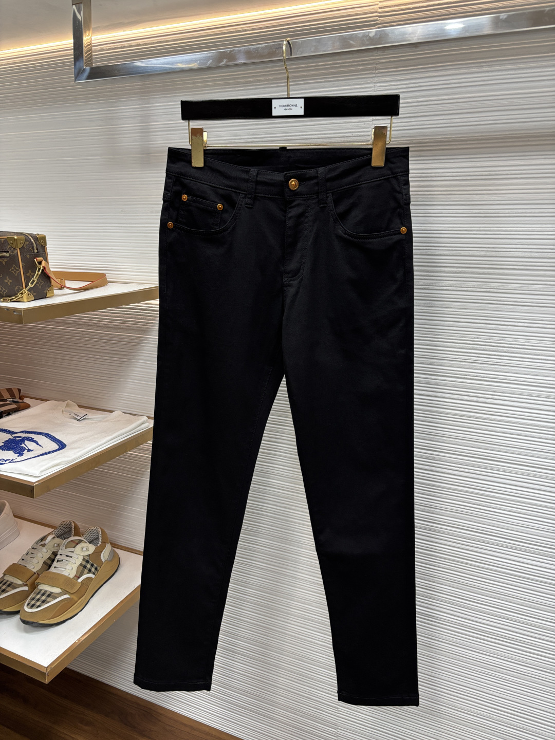 NO:906696,Gucci's latest spring jeans are stress-free when entering and leaving the store. Best-selling models in the counter. Shared taste and value. Very comfortable to wear. Low-key yet luxurious. Very classy to wear. Needless to say the trousers style and cut. The upper body is exquisite and vivid. Really first-class and top-quality materials. Really top-level casual pants, using Turkish cotton. The most famous denim is produced. The quality is outstanding. After heavy washing, the pants are very soft. The straight-leg version is not picky at 61 pounds.  The upper body is absolutely stylish and extremely luxurious!  Size 29-38,,jeans,19860909古奇 年春季最新品牛仔裤出入专卖店无压力 专柜热销款 品味与价值共享 身穿着非常舒适 低调不失奢华 穿出去非常有档次,裤型款式和裁剪亦无需多言 上身精致跃然.真正一等一顶级质料 真正殿堂级的休闲裤,选用土耳其的棉花 生产出最有名的单宁布 品质卓然 经过重水洗使得裤子很柔软 直脚的版型 61斤LB不挑人 上身绝对的有型 极度奢华！尺码29-38,,jeans,,Men's clothing