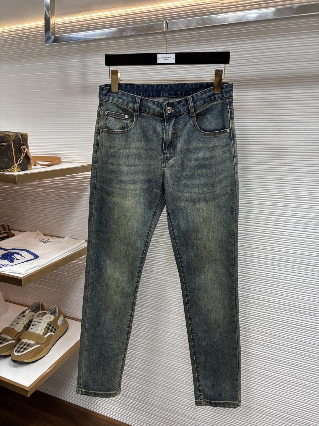 NO:906694,LV’s latest spring jeans are stress-free when entering and leaving the store. Best-selling models in the counter. Taste and value are shared. Very comfortable to wear. Low-key yet luxurious. Very classy to wear. Needless to say the trousers style and cut. The upper body is exquisite and vivid. Really first-class and top-quality materials. Really top-level casual pants, using Turkish cotton. The most famous denim is produced. The quality is outstanding. After heavy washing, the pants are very soft. The straight-leg version is not picky at 61 pounds.  The upper body is absolutely stylish and extremely luxurious!  Size 29-38,,louis vuitton,jeans,19860909lv 年春季最新品牛仔裤出入专卖店无压力 专柜热销款 品味与价值共享 身穿着非常舒适 低调不失奢华 穿出去非常有档次,裤型款式和裁剪亦无需多言 上身精致跃然.真正一等一顶级质料 真正殿堂级的休闲裤,选用土耳其的棉花 生产出最有名的单宁布 品质卓然 经过重水洗使得裤子很柔软 直脚的版型 61斤LB不挑人 上身绝对的有型 极度奢华！尺码29-38,,louis vuitton,jeans,,Men's clothing