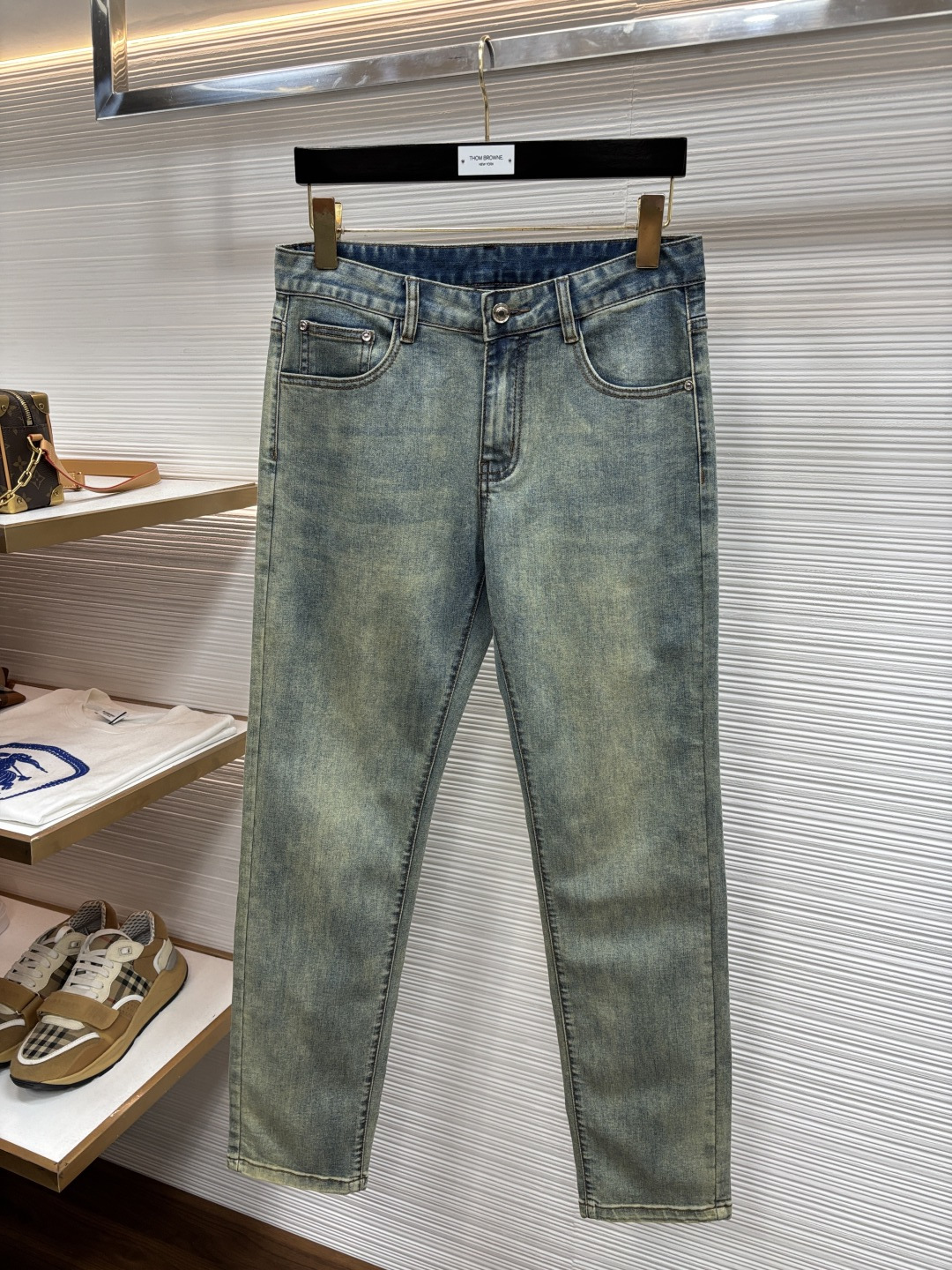 NO:906713,Armani's latest spring jeans are stress-free in and out of the store. Best-selling models in the counter. Shared taste and value. Very comfortable to wear. Low-key yet luxurious. Very classy to wear. Needless to say the trousers style and cut. The upper body is exquisite and lively. Really first-class and top-quality materials. Really top-level casual pants, using Turkish cotton. The most famous denim fabric is produced. The quality is outstanding. After heavy washing, the pants are very soft. The straight-leg version is not picky at 61 pounds.  The upper body is absolutely stylish and extremely luxurious!  Size 29-38,,armani,jeans,19860909阿玛尼 年春季最新品牛仔裤出入专卖店无压力 专柜热销款 品味与价值共享 身穿着非常舒适 低调不失奢华 穿出去非常有档次,裤型款式和裁剪亦无需多言 上身精致跃然.真正一等一顶级质料 真正殿堂级的休闲裤,选用土耳其的棉花 生产出最有名的单宁布 品质卓然 经过重水洗使得裤子很柔软 直脚的版型 61斤LB不挑人 上身绝对的有型 极度奢华！尺码29-38,,armani,jeans,,Men's clothing