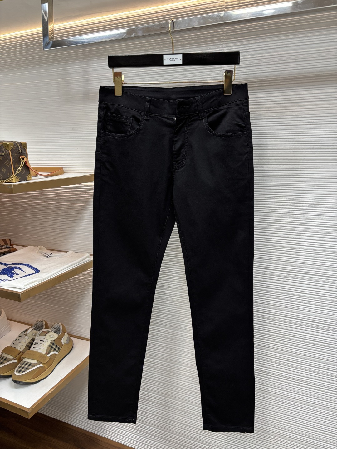 NO:906710,Hermès' latest spring jeans are stress-free when entering and exiting the store. Best-selling models in the counter. Taste and value are shared. Very comfortable to wear. Low-key yet luxurious. Very classy to wear. Needless to say the trousers style and cut. The upper body is exquisite and vivid. Really first-class top quality. Truly top-level casual pants, using Turkish cotton. The most famous denim fabric is produced. The quality is outstanding. After heavy washing, the pants are very soft. Straight-footed version.  61 pounds LB is not picky. The upper body is absolutely stylish and extremely luxurious!  Size 29-38,,hermes,jeans,19860909爱马仕 年春季最新品牛仔裤出入专卖店无压力 专柜热销款 品味与价值共享 身穿着非常舒适 低调不失奢华 穿出去非常有档次,裤型款式和裁剪亦无需多言 上身精致跃然.真正一等一顶级质料 真正殿堂级的休闲裤,选用土耳其的棉花 生产出最有名的单宁布 品质卓然 经过重水洗使得裤子很柔软 直脚的版型 61斤LB不挑人 上身绝对的有型 极度奢华！尺码29-38,,hermes,jeans,,Men's clothing