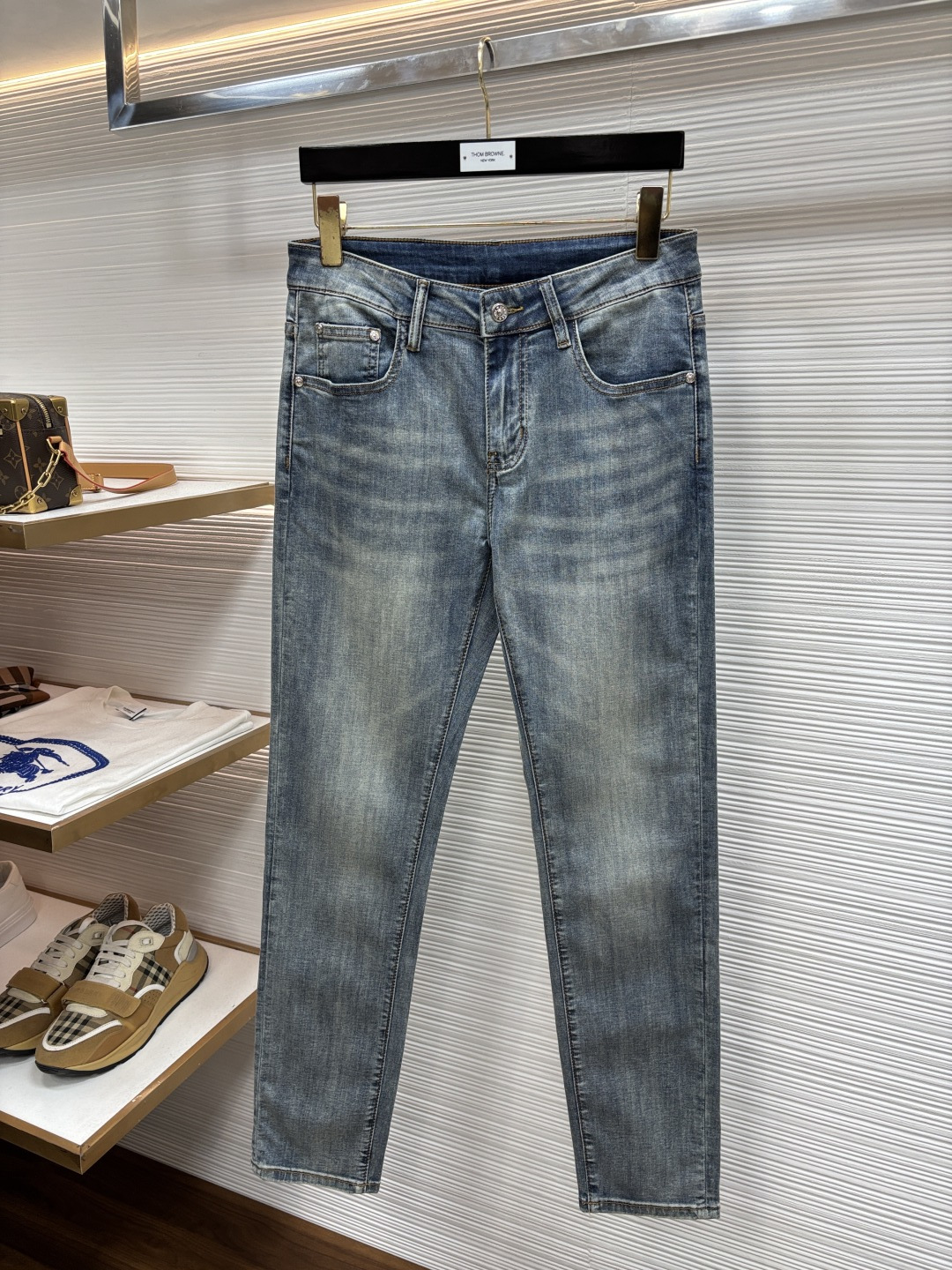 NO:926643,Hermès' latest spring jeans are stress-free when entering and exiting the store. Best-selling models in the counter. Taste and value are shared. Very comfortable to wear. Low-key yet luxurious. Very classy to wear. Needless to say the trousers style and cut. The upper body is exquisite and vivid. Really first-class top quality. Truly top-level casual pants, using Turkish cotton. The most famous denim fabric is produced. The quality is outstanding. After heavy washing, the pants are very soft. Straight-footed version.  61 pounds LB is not picky. The upper body is absolutely stylish and extremely luxurious!  Size 29-38,,hermes,jeans,19860909爱马仕 年春季最新品牛仔裤出入专卖店无压力 专柜热销款 品味与价值共享 身穿着非常舒适 低调不失奢华 穿出去非常有档次,裤型款式和裁剪亦无需多言 上身精致跃然.真正一等一顶级质料 真正殿堂级的休闲裤,选用土耳其的棉花 生产出最有名的单宁布 品质卓然 经过重水洗使得裤子很柔软 直脚的版型 61斤LB不挑人 上身绝对的有型 极度奢华！尺码29-38,,hermes,jeans,,Men's clothing
