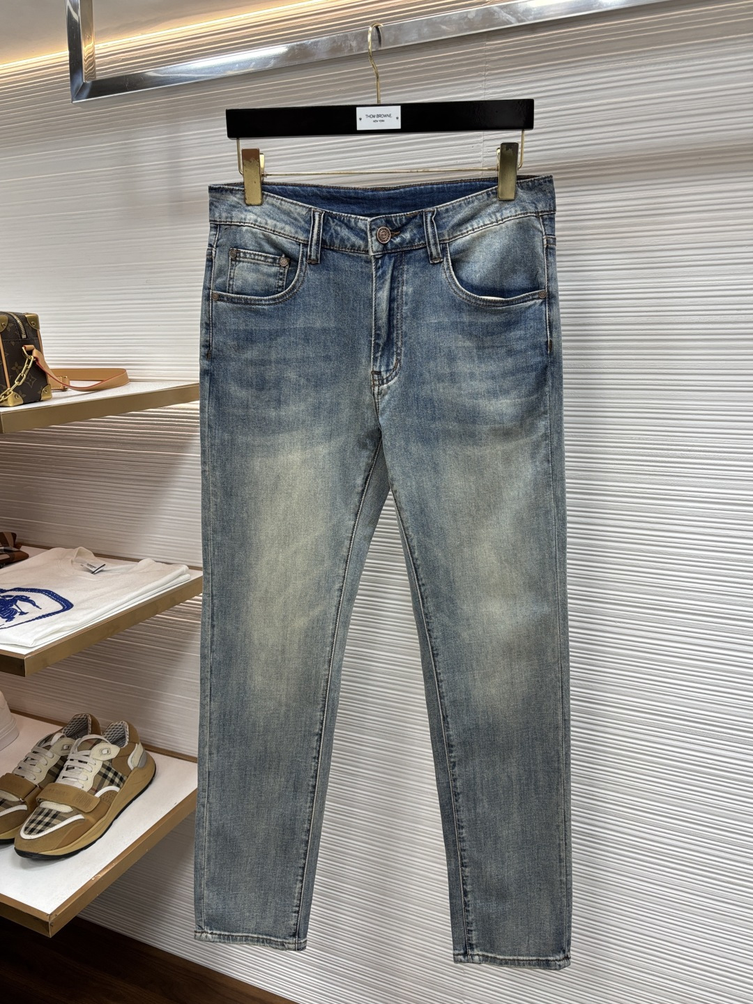 NO:926653,Gucci's latest spring jeans are stress-free when entering and leaving the store. Best-selling models in the counter. Shared taste and value. Very comfortable to wear. Low-key yet luxurious. Very classy to wear. Needless to say the trousers style and cut. The upper body is exquisite and vivid. Really first-class and top-quality materials. Really top-level casual pants, using Turkish cotton. The most famous denim is produced. The quality is outstanding. After heavy washing, the pants are very soft. The straight-leg version is not picky at 61 pounds.  The upper body is absolutely stylish and extremely luxurious!  Size 29-38,,jeans,19860909古奇 年春季最新品牛仔裤出入专卖店无压力 专柜热销款 品味与价值共享 身穿着非常舒适 低调不失奢华 穿出去非常有档次,裤型款式和裁剪亦无需多言 上身精致跃然.真正一等一顶级质料 真正殿堂级的休闲裤,选用土耳其的棉花 生产出最有名的单宁布 品质卓然 经过重水洗使得裤子很柔软 直脚的版型 61斤LB不挑人 上身绝对的有型 极度奢华！尺码29-38,,jeans,,Men's clothing