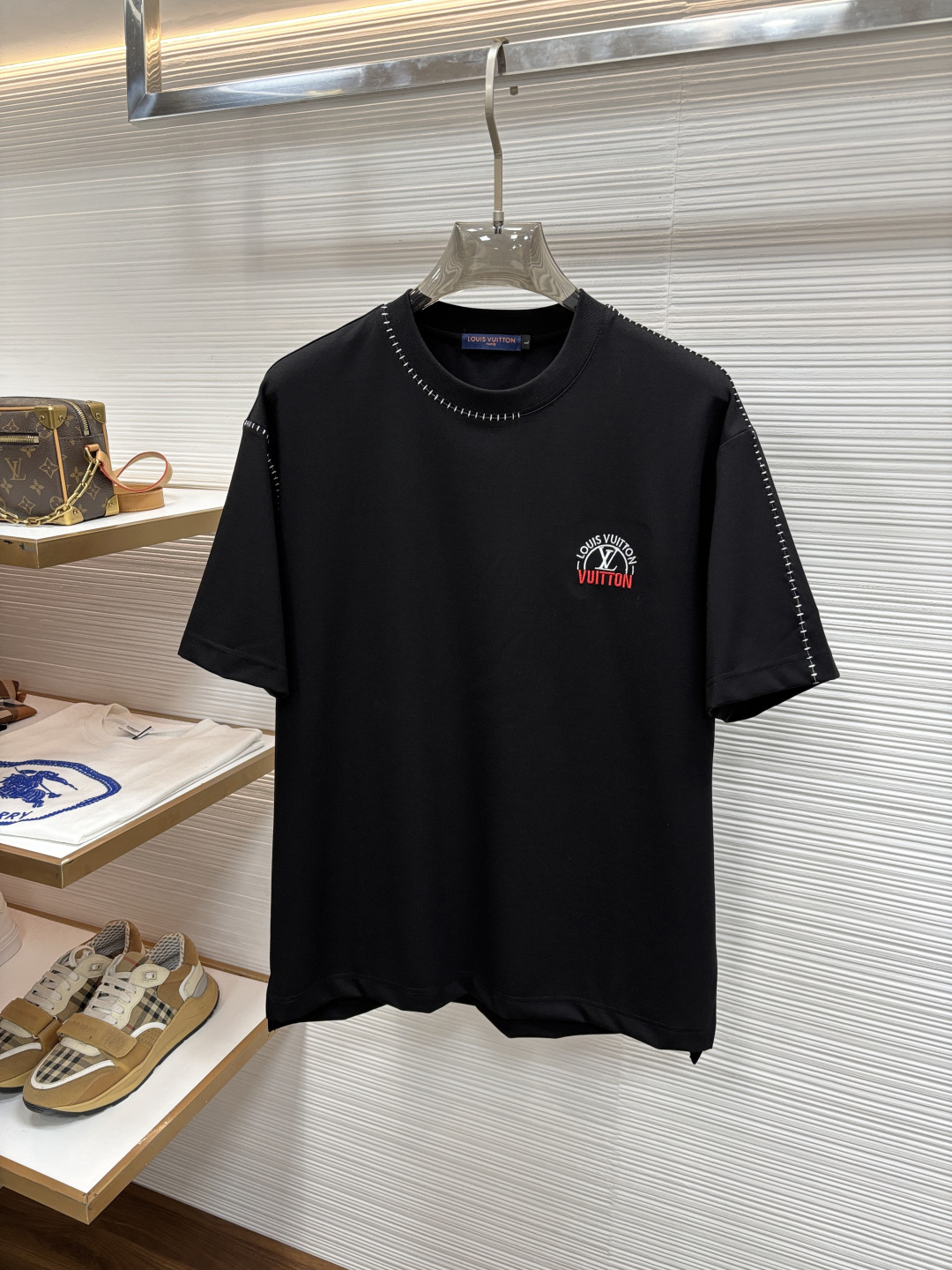 LV  26SS春夏新款 纯棉质圆微阔领短袖 男士基础款纯白专柜短袖T恤衫！贸易公司渠道稀出，同步官网发