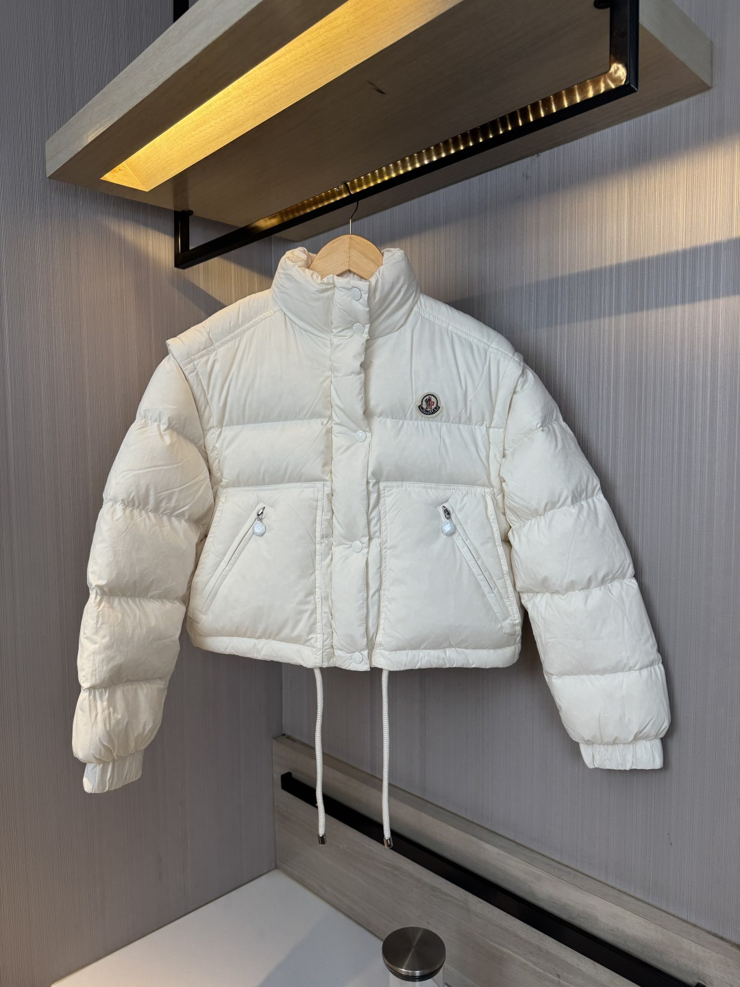 P535 款号:2516、25春夏新款🌼Moncler 新款Selle美拉德色、中厚款款羽绒服,以经典绗缝设计勾勒修身轮廓,立领细节提升气质,轻盈保暖两不误。开春换季或冬日叠穿,一件轻松驾驭多变天气。
二色臻选,风格随心
美拉德色、米白、——二种高级色调,适配不同场合与穿搭风格。短款剪裁拉长比例,小个子也能穿出大长腿!
高端鹅绒,品质之选
严选优质鹅绒填充,蓬松度与保暖性兼具,轻薄无负担。细节处尽显匠心工艺
颜色:美拉德色、米白色,尺码:1234
Size:1 2 3 4(匠心品质!无忧放心)
👉