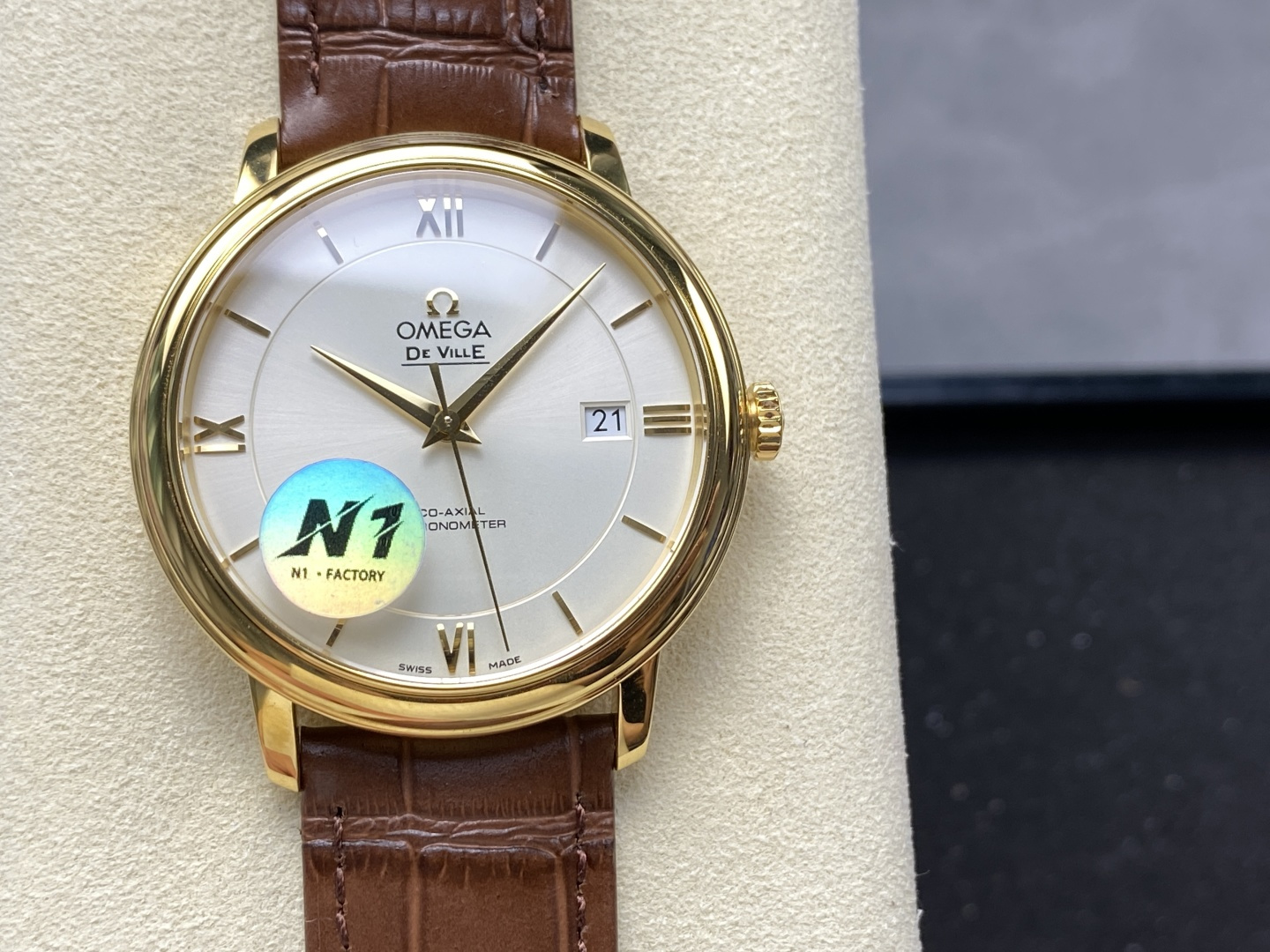 NO:157494,N1 Factory Omega Milk Bottom Butterfly Elegant Series Watches. N1 is produced only to inherit the classics, Dish Fei is the ultimate quality 39.5mm Swiss Observatory watch. This watch has an elegant and slim appearance, paired with a simple and elegant design. N1 captures every detail and perfectly interprets the classic charm of the original elegant business. 1 The size of this watch is 39.5mm X10mm. The literal scale and pointers all inherit the original technology. First grind and polished, then rhodium plated to ensure that the luster is permanent and the temperament is amazing. 2 The Omega resistor LOGO in this watch is in place, and the edges are naturally chamfered. It seems small and exquisite, not worth mentioning, but in fact the craftsmanship is complicated and contains the universe.  3 This watch is made of original mother-and-child steel belt one to one open mold. The corrosion depth of the outer logo is consistent, and the Omega symbol has three-dimensional and textured texture. The rivets on the buckle are the same as the original one, and they are all done in one go together with the overall CNC of the buckle, solving the problem that rivets often fall off and break. 4N1 factory's latest power adopts an independent integrated movement, comparable to other versions of the ordinary movement in the market, and truly achieves zero rework. Omega Butterfly, please be sure of N1 production. 