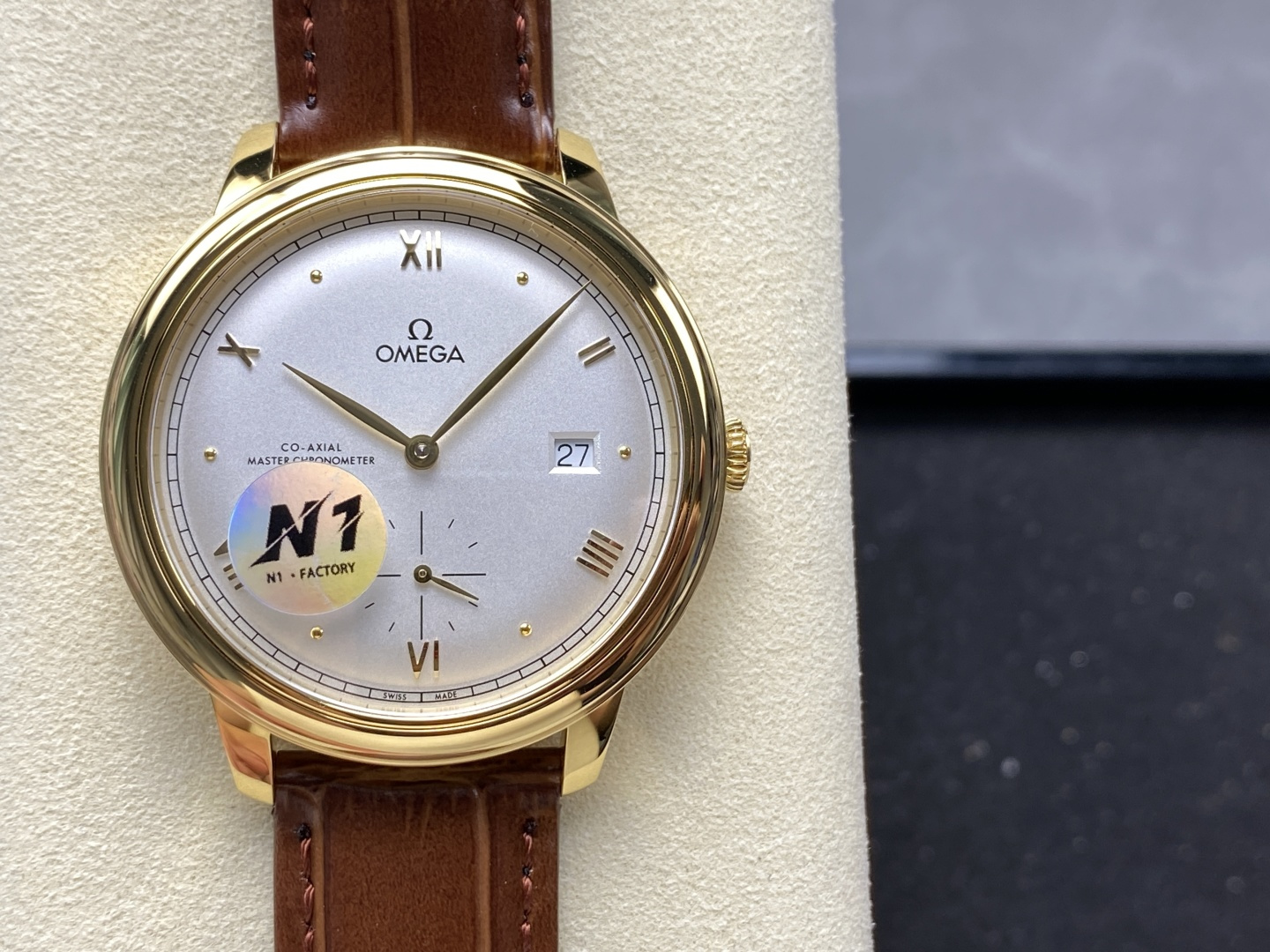 NO:157499,N1 Factory Omega transparent bottom new Dishfei elegant small seconds series watch, two and a half needles N1 is produced only to inherit the classics, butterfly flying to the highest quality 41mm Master Chronometer watch The case of this watch is 41mm, the entire watch is original molded, the overall case is made of original stainless steel material and synchronous original polishing technology, the thickness is 11mm consistent with the original version, making it the thinnest on the entire network!  !  !  The arched dial has been processed with a dark blue VD, and it has irregularly arranged vertical textures printed on it, presenting the polishing effect of sun rays. The three-digit calendar window, including the calendar disc, are the same as the original. The steel belt and raw ears are also made one-to-one with the original mold. The same polishing technology as the genuine product can be used with the original. It is truly perfect and is not other ordinary products in the market. The belt buckle is a pin buckle that is the same as the original. It is equipped with the Omega 8802 integrated chronometer movement. Through the wear-resistant sapphire glass back, the operation of the movement is clearly visible. Butterfly please be sure of N1 production 