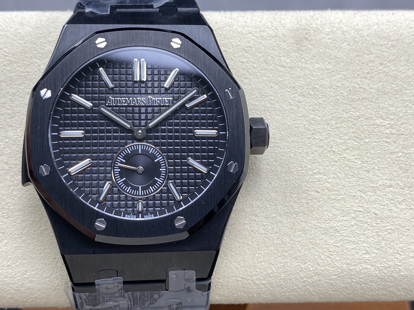 NO:383878,A Audemars Piguet Royal Oak 26591I series men's watch, two and a half needles, shocking the rear cover is upgraded to the bottom, using 2953 upgraded movement, achieving the peak of the steel watch - the performance of strength, defending the title of 'steel' king!  [5 exquisite points] 1. The authentic disassembly mold is 42×11.3 mm in size and the same as the authentic one!  2. Perfectly restore every detail of the genuine case, showing the authentic 'clear edges and angular, resolute and courageous' masculine temperament. 3. The workmanship of the steel belt is impeccable, which is higher than any steel belt watch on the market. The tightness of the 'cushion belt' connected to the steel belt head and the watch head is exactly the same as that of the genuine one (optional steel belt style and tape style) 4. Audemars Piguet 2953 upgraded movement, stable, excellent, and more real. 5. The 'biscuit texture' of the dial is three-dimensional and full. Paired with platinum fluorescent time markers and Royal Oak Royal Oak pointers, experience exquisitely and feel differently!  A must-be boutique, audemars19860909A爱彼 皇家橡树26591I系列男士腕表,两针半 震撼上线后盖升级透底,采用2953升级版机芯, 成就钢表巅峰—— 实力演绎 卫冕“钢”王！【5大精妙之处】 1.正品拆解开模,尺寸为42×11.3毫米与正品一致！ 2.完美还原正品表壳的每一处细节,尽显正品“棱角分明 坚毅果敢”的阳刚气质. 3.钢带的做工无可挑剔,比市面上任何钢带表做工均要更上一层楼,钢带头粒和表头衔接的“缓冲带”的松紧程度与正品一模一样,(可选配钢带款,胶带款) 4.爱彼2953升级版机芯,稳定,优秀,更真实. 5.表盘的“饼干纹理”立体饱满 搭配白金荧光时标和Royal Oak皇家橡树指针,体验精妙 感受不同！必属精品,,audemars,Watch