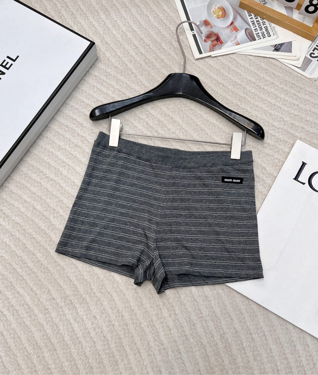 NO:307888,MIUMIU letter patch striped casual shorts, which are definitely age-reducing. They look good when worn alone or with a T-shirt and shirt. They are full of fashion sense. They have a unique sense of fashion. The overall upper body feels so energetic. They can walk with the wind. The 