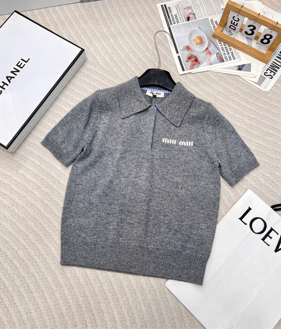 NO:307892,Miu Miu25Ss early spring new model, micro-label letter embroidered short-sleeved knitted polo shirt丨Original development!  High-end production!  Customized dyed original knitted yarn, soft and comfortable, and extremely textured, all-purpose items with temperament and age reduction, full of details and texture at first glance, matched with jeans or skirts, rich and wealthy temperament, three colors, three standards, and large-scale products. Size sml,,miumiu, skirts, jeans, T-shirt, alexander wang19860909Miu Miu25Ss早春新款 微标字母刺绣短袖针织polo衫丨原版开发！高版出品！定制定染原版针织纱线,手感柔软舒适,极具质感的万能单品 气质又减龄 一眼就是细节质感满满 搭配牛仔裤或者半裙 富家千金气质 三色出,三标齐全大货出 尺码sml,,miumiu,skirts,jeans,T-shirt,alexander wang,Women's clothing