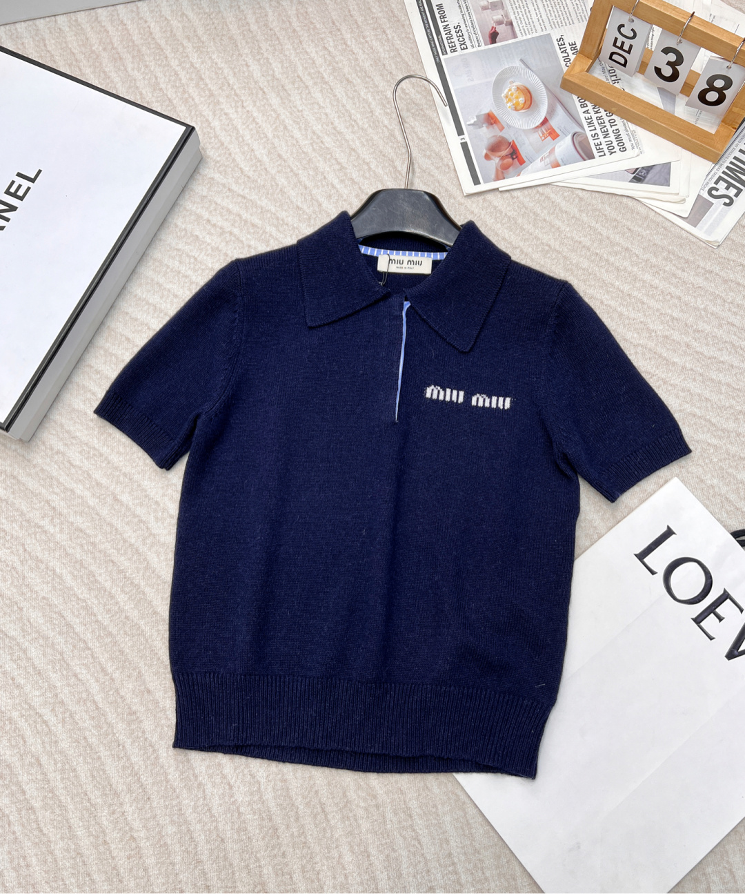 NO:307896,Miu Miu25Ss early spring new model, micro-label letter embroidered short-sleeved knitted polo shirt丨Original development!  High-end production!  Customized dyed original knitted yarn, soft and comfortable, and extremely textured, all-purpose items with temperament and age reduction, full of details and texture at first glance. Paired with jeans or skirts, rich and wealthy temperament, three colors, three standards, and large-scale products. Size sml, edited,,miumiu, skirts, jeans, T-shirt, alexander wang19860909Miu Miu25Ss早春新款 微标字母刺绣短袖针织polo衫丨原版开发！高版出品！定制定染原版针织纱线,手感柔软舒适,极具质感的万能单品 气质又减龄 一眼就是细节质感满满 搭配牛仔裤或者半裙 富家千金气质 三色出,三标齐全大货出 尺码sml 编,,miumiu,skirts,jeans,T-shirt,alexander wang,Women's clothing