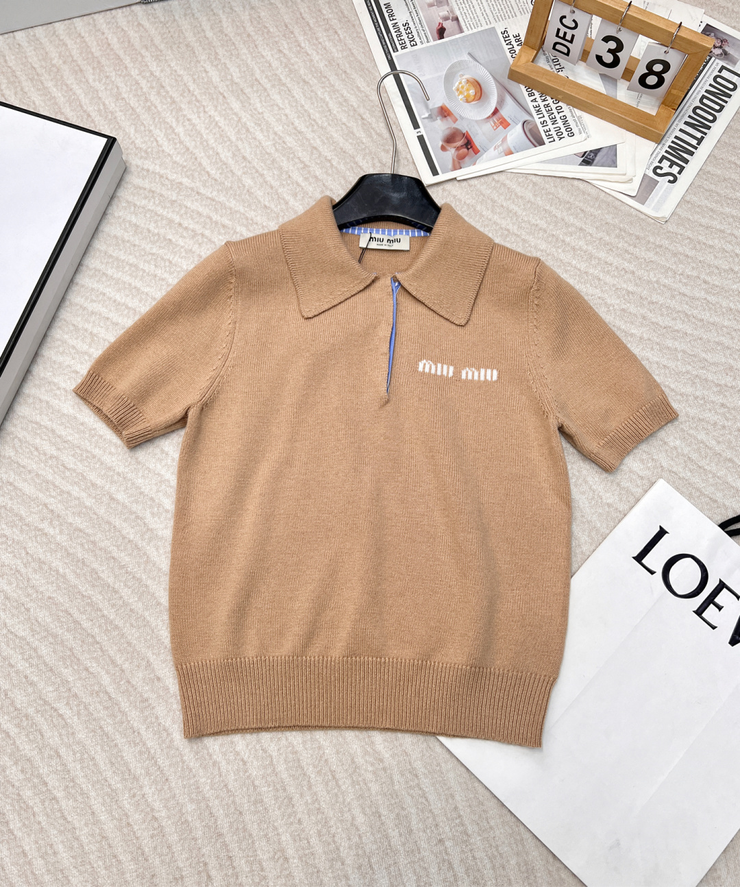 NO:307900,Miu Miu25Ss early spring new model, micro-label letter embroidered short-sleeved knitted polo shirt丨Original development!  High-end production!  Customized dyed original knitted yarn, soft and comfortable, and extremely textured, all-purpose items with temperament and age reduction, full of details and texture at first glance, matched with jeans or skirts, rich and wealthy temperament, three colors, three standards, and large-scale products. Size sml,,miumiu, skirts, jeans, T-shirt, alexander wang19860909Miu Miu25Ss早春新款 微标字母刺绣短袖针织polo衫丨原版开发！高版出品！定制定染原版针织纱线,手感柔软舒适,极具质感的万能单品 气质又减龄 一眼就是细节质感满满 搭配牛仔裤或者半裙 富家千金气质 三色出,三标齐全大货出 尺码sml,,miumiu,skirts,jeans,T-shirt,alexander wang,Women's clothing