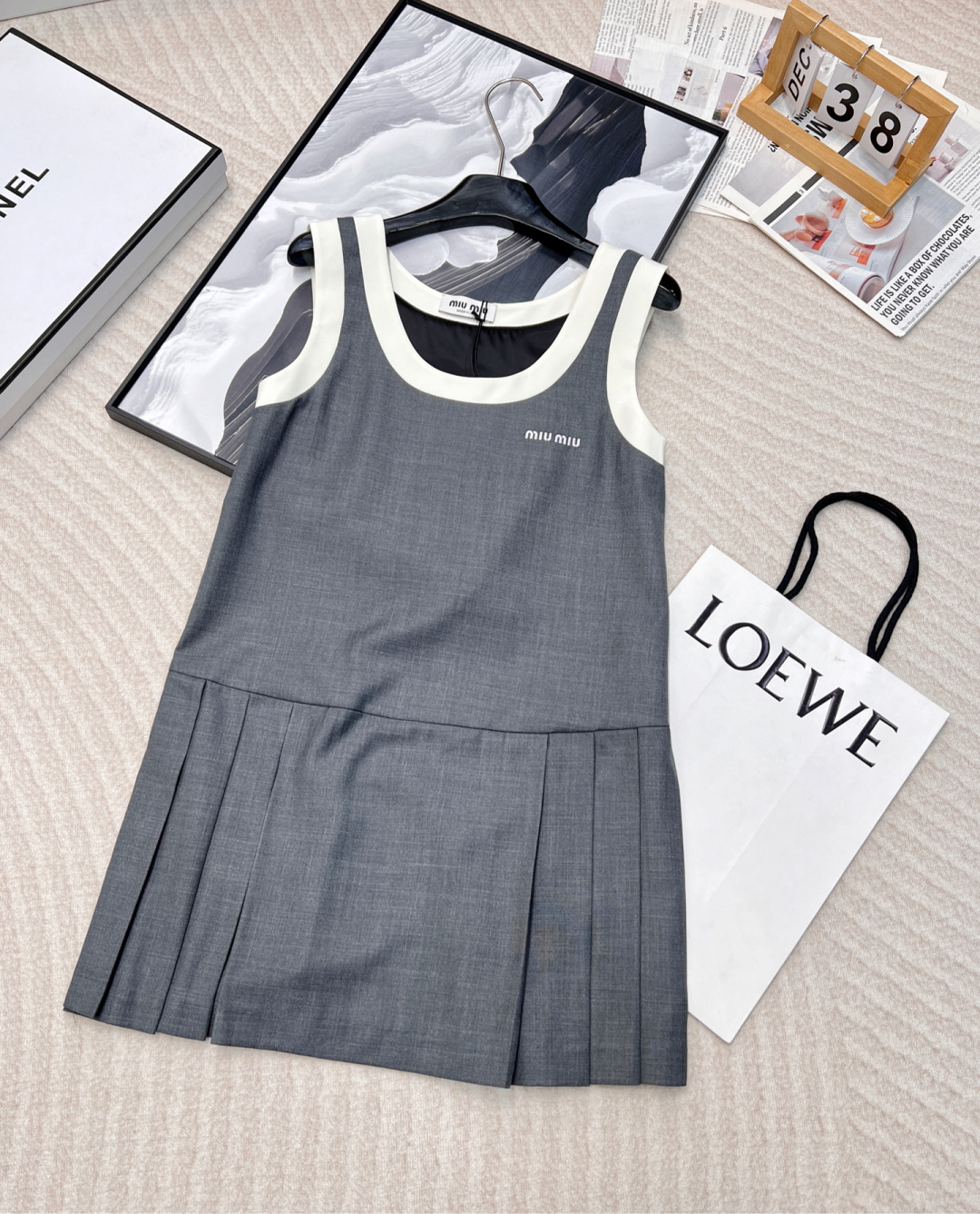 NO:307882,Miumiu24FW autumn and winter new style, gray spliced ​​low round neck sleeveless vest dress | Exclusive yb development!  High-end production!  Single-layered layering is very nice!  Custom fabric, breathable and comfortable. The visual effect of the hem press pleats, the upper body looks slim and high-end! The upper body is super covered with flesh and slimming. It is easy to wear customized fabrics that don’t pick on the figure. Highly recommended. Fairies, hurry up and arrange the trumpet~ Large goods are shipped. Size sml,,miumiu, skirts,alexander wang19860909Miumiu24FW秋冬新款 灰色拼接低圆领无袖背心连衣裙丨独家yb开发！高版出品！单穿叠穿都非常的nice ！定制面料 透气舒适 下摆压褶形成的视觉效果上身整个显瘦又高级!上身超级遮肉显瘦 不挑身材的好穿定制面料 强烈推荐 仙女宝贝们赶紧安排上叭～大货出 尺码sml,,miumiu,skirts,alexander wang,Women's clothing
