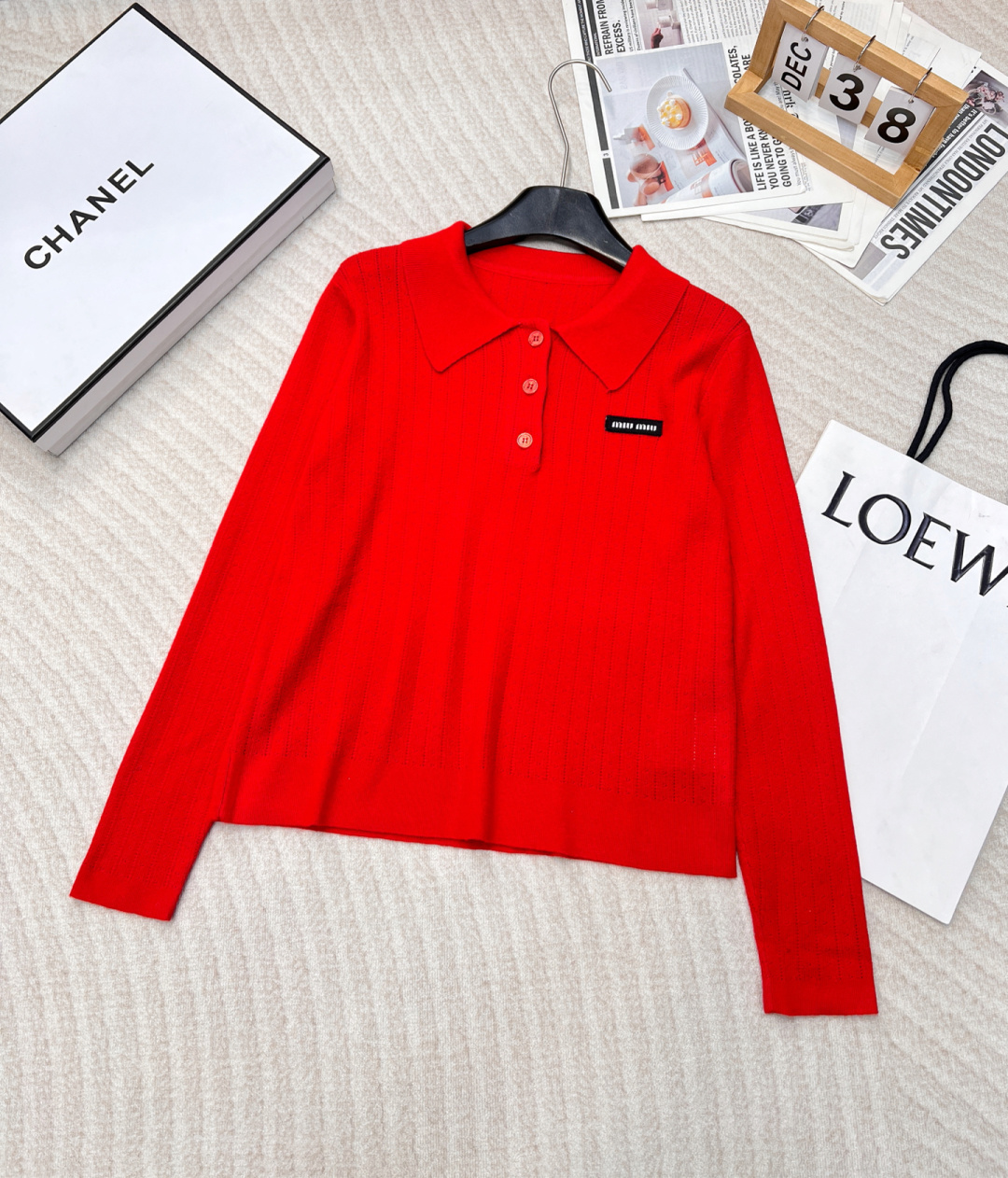 NO:307891,Miumi* 25Ss early spring new letter logo patch red knitted polo shirt | Exclusive high-end product, wool yarn material, delicate texture, soft and comfortable, half-open button design is adjustable at will, adding fashionable tone, vertical knitted texture, matched with elastic fabric, fit the body, make the body look slimmer and curvy, the chest is decorated with letter logo, displaying brand tone, versatile style is not picky for age, skin tone, matched with skirts and trousers, suitable for age-reducing fashionable retro style, three-standard product, size sml code,,miumiu, skirts, alexander wang19860909Miumi* 25Ss早春新字母徽标贴饰红色针织polo衫丨独家高版出品,绵羊毛纱线材质 细腻肌理 柔软舒适 半开襟钮扣设计随意调节 增添时尚调性 通体竖条针织纹理 搭配弹性十足的面料 贴合身型更显瘦显曲线美 胸前饰以字母徽标装饰 展示品牌调性 百搭款式不挑年龄肤色 搭配裙装裤装 适配减龄时髦复古风格三标齐全大货出 尺码sml 编码,,miumiu,skirts,alexander wang,Women's clothing