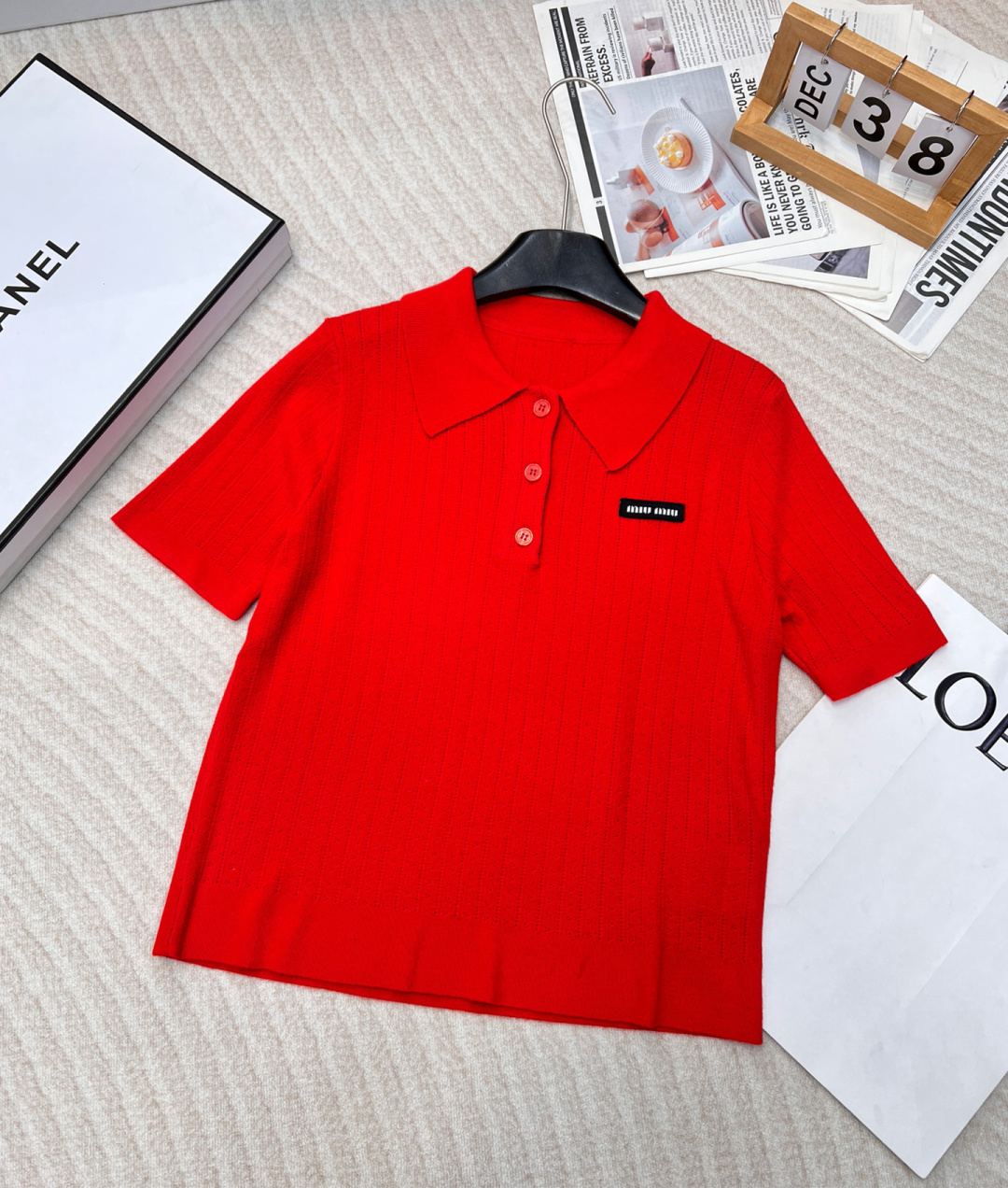 NO:307895,Miumi* 25Ss early spring new letter logo patch red short-sleeved knitted polo shirt丨Exclusive yb development!  Wool yarn material, delicate texture, soft and comfortable Lapel knitted short-sleeved cut, half-open button design, random adjustment, add fashionable tone, vertical knitted texture, full body vertical strip knitted texture, fit with elastic fabric, make the body look slimmer and curvy, the chest is decorated with letter logo, display brand tone, versatile style is not picky for age, skin tone, match with skirts and trousers, suitable for age-reducing fashionable retro style, three-standard products are available in large quantities, sizes sml,,miumiu, skirts, T-shirt, alexander wang19860909Miumi* 25Ss早春新款字母徽标贴饰红色短袖针织polo衫丨独家yb开发！绵羊毛纱线材质 细腻肌理 柔软舒适 翻领针织短袖裁剪 半开襟钮扣设计随意调节 增添时尚调性 通体竖条针织纹理 搭配弹性十足的面料 贴合身型更显瘦显曲线美 胸前饰以字母徽标装饰 展示品牌调性 百搭款式不挑年龄肤色 搭配裙装裤装 适配减龄时髦复古风格三标齐全大货出 尺码sml,,miumiu,skirts,T-shirt,alexander wang,Women's clothing