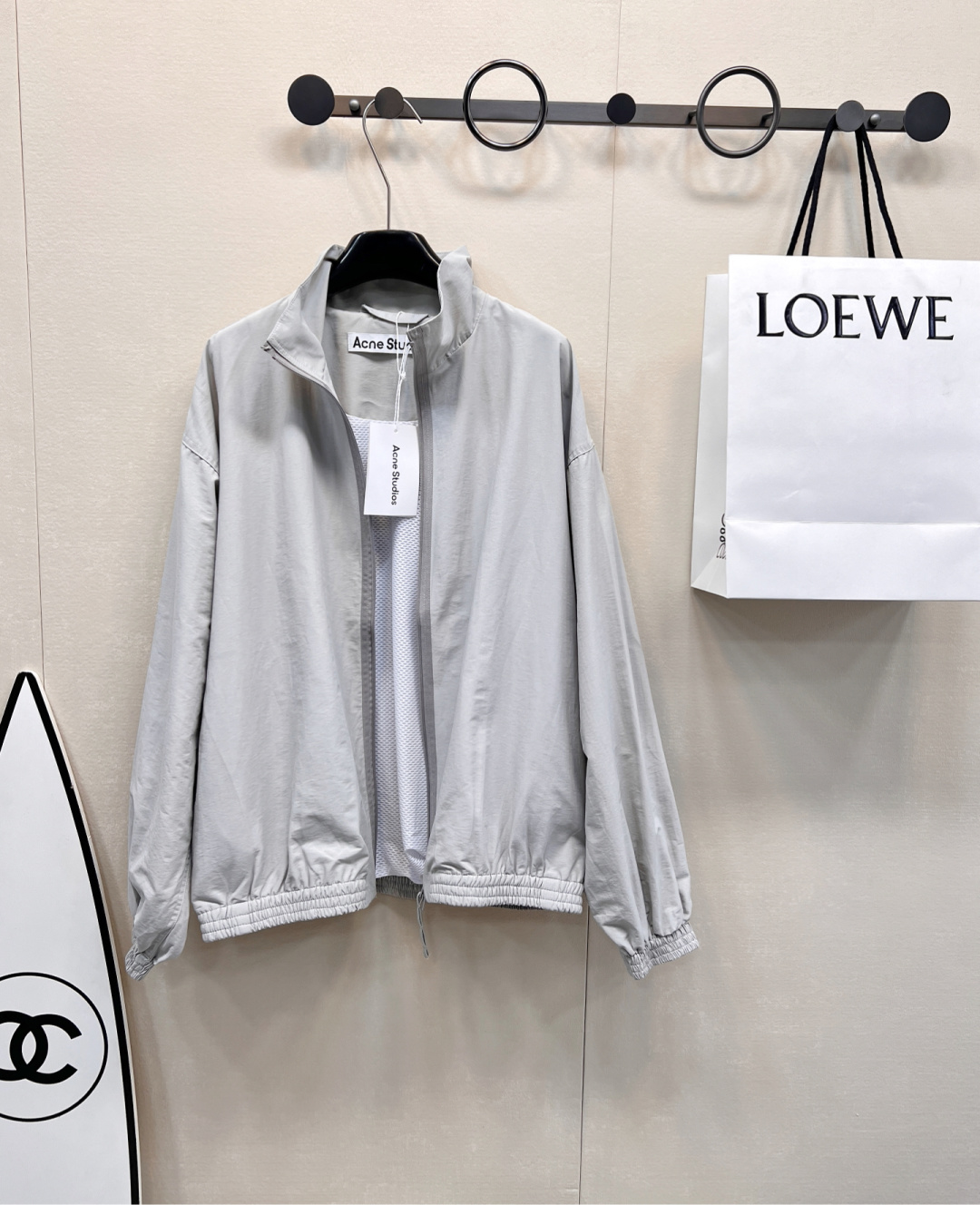 NO:308437,Acne Studios 1996 series heavy industry embroidered zipper casual loose jacket, paired with jeans, it's great, imported composite fiber fabric, the whole heavy industry ready-to-wear press-pleated craftsmanship is super texture, three-dimensional tailoring, classic old design is practical and fashionable, with many craftsmanship and details. It's really not easy to restore the original feel of a seemingly simple style!  !  The designer's 1996 series can be eaten for ten years and has gradually been listed as a classic series by AC!  AC's aging style is indeed the leader in the industry. This feel is in place all of a sudden. Oversize style is the same as men and women. Size sml, acne studios, dior, versace, jeans, jackets & coats, alexander wang19860909Acne Studios 1996系列重工刺绣拉链休闲宽松外套,搭配牛仔裤太赞啦,进口复合纤维面料,整身重工成衣压褶工艺肌理感超棒,立体剪裁 ,经典做旧设计实穿又时尚,非常多道工艺和细节 看似简单的款实际要还原出来原汁原味的感觉真不容易！！ 设计师1996系列能吃十年 逐渐被AC列为经典系列了！ AC的做旧风果然是行业翘楚 这个feel一下子就到位了 oversize版型男女同款. 尺码sml,,acne studios,dior,versace,jeans,jackets & coats,alexander wang,Women's clothing