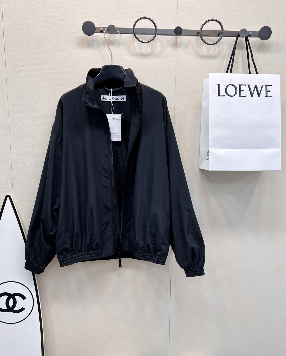 NO:308443,Acne Studios 1996 series heavy industry embroidered zipper casual loose jacket, paired with jeans, it's great, imported composite fiber fabric, the whole heavy industry ready-to-wear press-pleated craftsmanship is super texture, three-dimensional tailoring, classic old design is practical and fashionable, with many craftsmanship and details. It's really not easy to restore the original feel of a seemingly simple style!  !  The designer's 1996 series can be eaten for ten years and has gradually been listed as a classic series by AC!  AC's aging style is indeed the leader in the industry. This feel is in place all of a sudden. Oversize style is the same as men and women. Size sml, acne studios, dior, versace, jeans, jackets & coats, alexander wang19860909Acne Studios 1996系列重工刺绣拉链休闲宽松外套,搭配牛仔裤太赞啦,进口复合纤维面料,整身重工成衣压褶工艺肌理感超棒,立体剪裁 ,经典做旧设计实穿又时尚,非常多道工艺和细节 看似简单的款实际要还原出来原汁原味的感觉真不容易！！ 设计师1996系列能吃十年 逐渐被AC列为经典系列了！ AC的做旧风果然是行业翘楚 这个feel一下子就到位了 oversize版型男女同款. 尺码sml 编,,acne studios,dior,versace,jeans,jackets & coats,alexander wang,Women's clothing