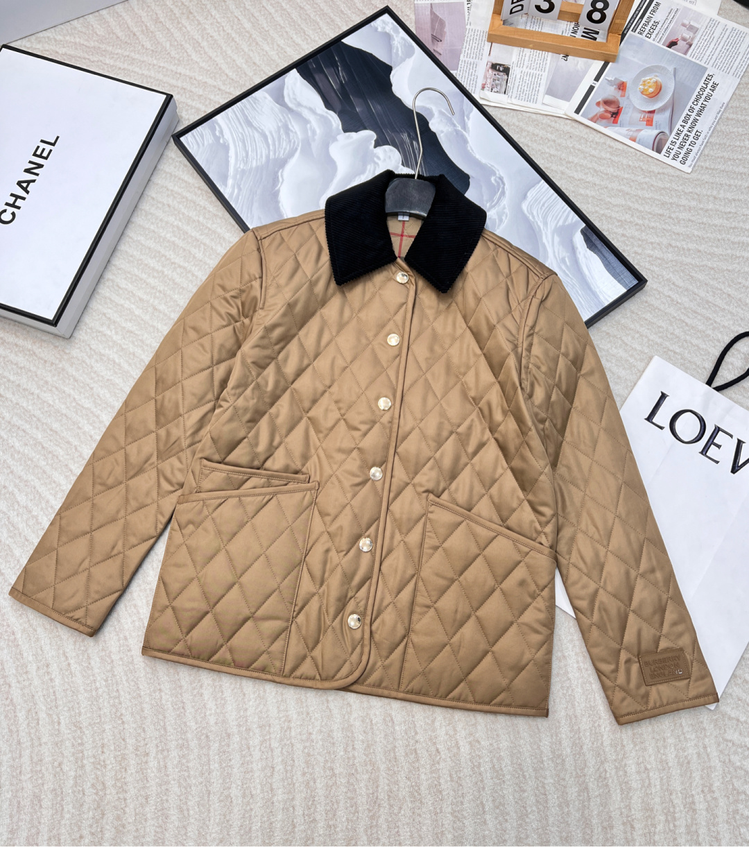 NO:308432,BURBERRY Golden Armor Classic Cotton Clothes!  Very high-end color, this year's golden battle uniform!  Classic styles can be worn for many years! Diamond plaid cotton, moderate thickness, this year's popular retro fashionable style. This year's golden armor is very noble and has to be kept. The sleeves can be rolled up to reveal a little plaid inside. It is very recognizable. When the weather is cold, it can also be used as the inner layer of the jacket, which is both warm and can increase the layering of the outfit. Retro fashion, eternal classic. Diamond plaid jacket cotton jacket retro classics are out of date for 10 years. It is no exaggeration to say that a little longer is a mediocre style. Various looks are switched at will, and many celebrities have worn it. This jacket belongs to the kind of matching that will make you stand out from the crowd. When the weather is colder, it can also be used as the inner layer of the jacket, which is both warm and increases the layering of the outfit. The more you look, the better the series!  !  !  A little retro flavor!  The yellow color is slightly lighter than last year's style!  Super skin tone, the point is that it is not old at all!  Unlike the previous cuts, it is very special!  There is a magic that you must buy on the upper body!  Size smlXl, burberry, jackets & coats, jackets & coats, gold, alexander wang19860909BURBERRY 黄金甲经典棉服！很高级的颜色,今年的黄金战服！经典款,可以穿很多年! 菱格夹棉,薄厚适中,今年流行的美拉德复古的时髦风 今年的黄金甲好贵气 不得不自留 袖子可以卷起来,露出一点里面的格纹很有辨识度. 天气冷一点的时候加一条围巾还可以作为外套的内搭,既保暖又能增加穿搭的层次感 复古的时髦 永远的经典 菱格纹夹克棉服复古经典穿10年都不过时,不夸张的说,年数久一点,就是中古款了,各种look随意切换,很多明星都有穿过的,这件夹克属于那种搭配好了就会让你在人群中脱颖而出, 天气冷一点的时候还可以作为外套的内搭,既保暖又能增加穿搭的层次感,越看越好看系列！！！ 有点小复古的味道！黄色对比去年的款式要稍微浅一点！超级显肤色,重点是一点也不老气！不同于以往的裁剪非常特别！ 上身就有种一定要买的魔力！ 尺码smlXl 编,,burberry,jackets & coats,jackets & coats,gold,alexander wang,Women's clothing