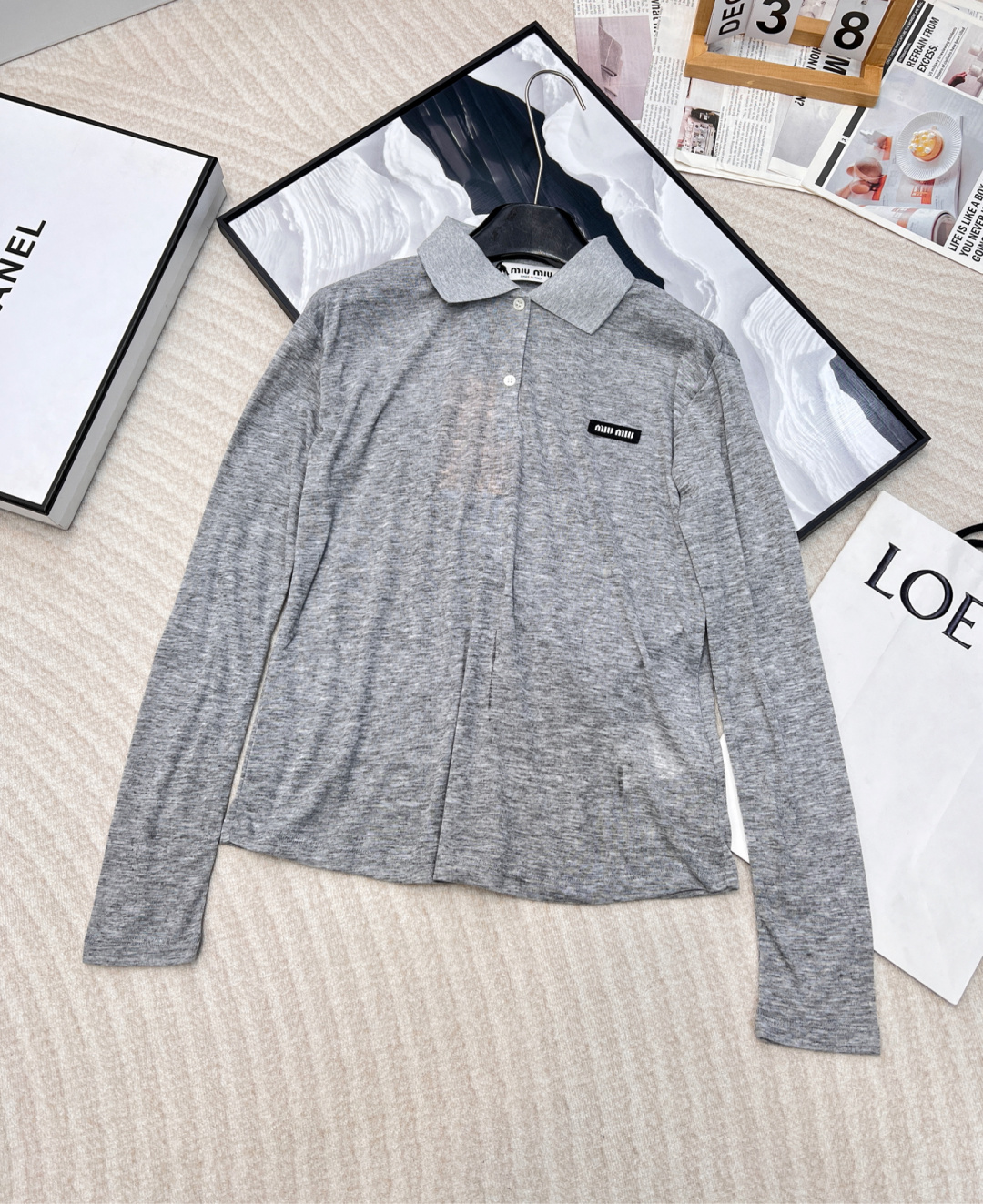 NO:294173,MIUMIU 25Ss early spring new style, thin sun protection lapel top, simple and well-behaved and slim and easy to wear 0 items that can’t be hidden, like it, cotton key, this fabric is delicate and dense, light and comfortable, and has a good feel, so the upper body is soft and skin-friendly. The threaded collar woven on the neckline is not easy to deform. The style cannot be said to be amazing, but it is young and energetic. This fabric has a slightly transparent effect. It is very insolent to the body~ The style is also super inconspicuous to the body, but the upper body is instantly planted, and the translucent feeling is super fashionable! It is very good for various combinations, a must-have fashionable item! The three-standard complete colors, white, gray, black and three colors!  Size sml, miumiu,alexander wang19860909MIUMIU 25Ss早春新款 薄透防晒翻领上衣 简单又乖巧显瘦好穿0出错的单品,藏不住的喜欢,棉重点这个面料织法细腻密 轻薄 舒适 手感好,所以上身柔软亲肤感是浑然天成的,领口单独色织的螺纹领不易变形,版型不能说有多惊艳,但是年轻有活力 这个面料是微微透视的效果 单穿叠穿都很有ins风～ 版型对身材的包容度也超 单看不起眼,但上身瞬间被种草,若影若现的透感超时髦! 用来做各种搭配都很不错,必备的时髦单品!三标齐全颜色白色灰色黑色三色出！ 尺码sml,,miumiu,alexander wang,Women's clothing