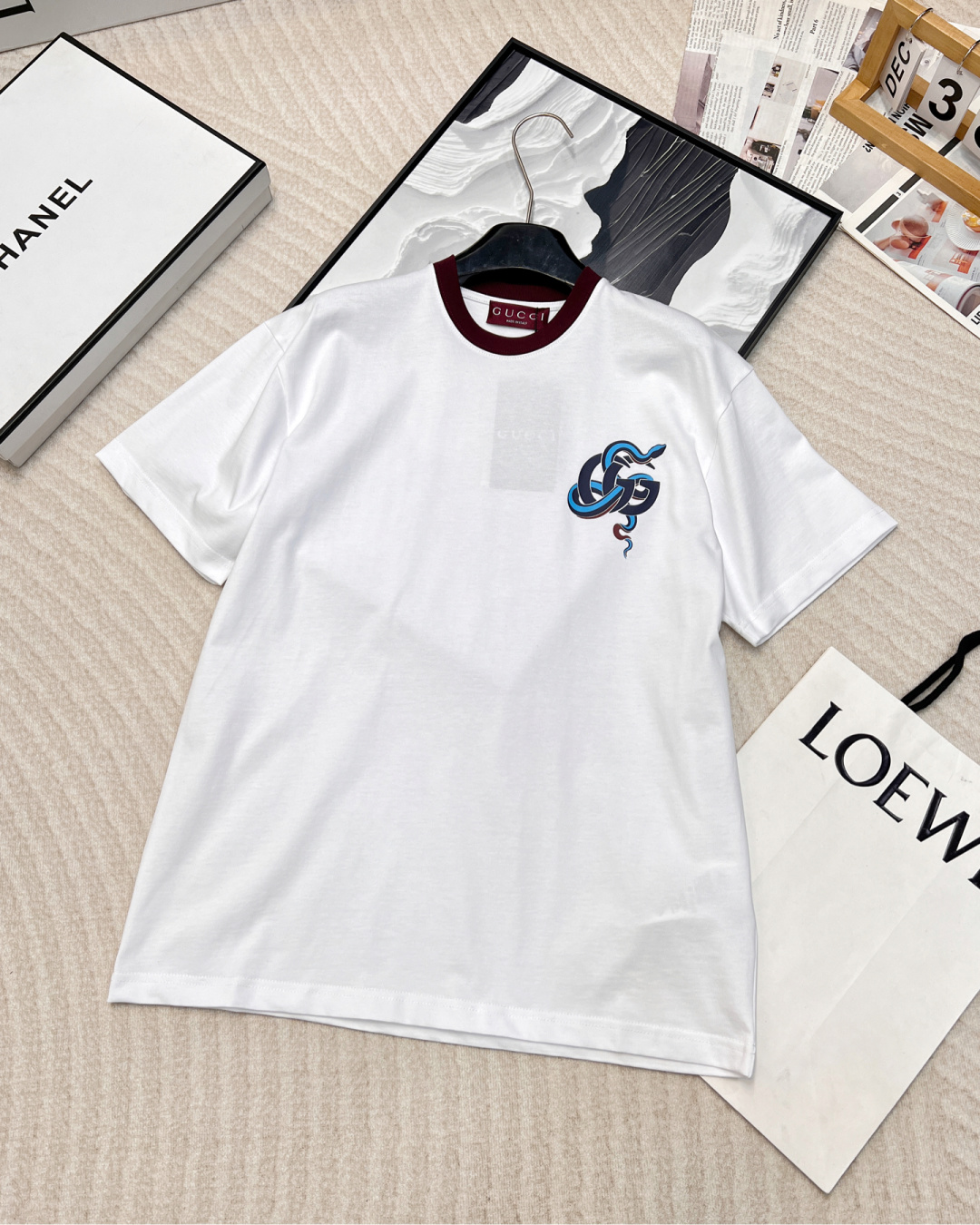 NO:308438,GUCCI25SS Snake Year Limited Red Collar Double G Printed Short Sleeve, Pure Cotton Knitted Plain Wrinkle Fabric, 15S Fine Cotton Wrinkle Fabric, 230g; 32S Double Yarn Thread, 300g. Plain Wrinkle Fabric made of cotton fibers treated with combed process, compared with ordinary cotton fabrics, its fiber arrangement is more neat and dense, so it has better texture and luster. 15S Fine Cotton Wrinkle Fabric is a high-quality cotton fabric, which has the characteristics of softness, comfort, good breathability, and good durability. Silicone oil high-density elastic paste printing  Silicone oil high-density elastic glue printing is a special printing process with good elasticity and adhesion. The scratch resistance of high-density elastic glue is 5 times that of ordinary glue, which can ensure that the printing pattern is not easily scratched during wear and use. Good washing resistance, even after multiple washings, the printing pattern can still remain clear and bright. Classic round neck loose original straight-tube style loose clothing cut, no body binding or body shape. Round neck neckline, shoulder line drops shoulder width, no shoulder width, internal seams are made with elastic inserts to prevent the clothes body from walking after washing multiple times. The cuffs and bottom edges are used to fix the two-line edges of the special machine. The same size is xssml, gucci, T-shirt, alexander wang19860909GUCCI25SS蛇年限定款红领双G印花短袖,纯棉质针织平纹面料,采用15S精棉平纹面料,230g；搭配32S双纱螺纹,300g.采用精梳工艺处理的棉纤维制成的平纹织物,相对于普通棉布而言,它的纤维排列更加整齐、密度更高,因此具有更好的质地和光泽.15S精棉平纹面料是一种高品质的棉质面料,具有柔软舒适、透气性好、耐用性好等特点. 硅油高密度弹力胶浆印花 硅油高密度弹力胶浆印花是一种特殊的印花工艺,具有良好的弹性和附着力,高密度弹力胶浆的抗刮性能是普通胶浆的5倍,能够确保印花图案在穿着和使用过程中不易被刮损.良好的耐洗水性,即使在多次洗涤后,印花图案依然能够保持清晰和鲜艳. 经典圆领宽松原直筒版型 宽松衣型裁剪,不束身不限制身型.圆领领口,肩线落肩,不限制肩宽,内部做缝处以弹力嵌条的嵌入防止多次穿洗后衣身走行.袖口、下摆底边采用的分别专机辑双明线收边固定.男女同款大货出 尺码xssml 编,,gucci,T-shirt,alexander wang,Women's clothing