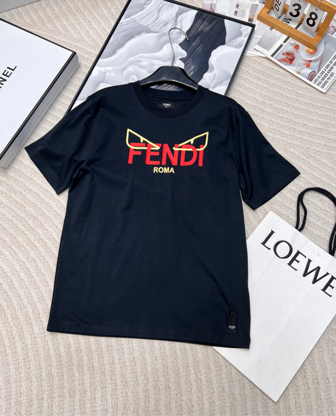 NO:308444,FENDI25SS eye printed round neck short-sleeved mercerated cotton material, different from the market version, uses 50S double-strand mercerated, 165g; matched with 32S cotton cover wire, 260g. The double-strand structure means that the yarn is made of two single yarns, increasing the strength and wear resistance of the fabric. The 50S yarn is very delicate, making the fabric thin and soft. The mercerated cotton fabric has a smoother and brighter surface, with a silky luster and feel. Ultra-fine frosted gold material Ultra-fine frosted gold refers to a metal process that makes the gold surface appear delicate frosted texture through special processes, which is in sharp contrast with the smoothness of the polishing process like a mirror. The 500-mesh matte particles are very fine and are used to finely polish the surface to obtain a smooth and uniform effect. Ultra-fine frosted gold can remove tiny defects on the surface and improve the overall quality of the product.  Combined with elastic offset printing technology, elastic offset printing can ensure that the printing pattern remains clear and complete during long-term use. High-density elastic offset printing According to the original color special adjustment of the same color paste material, choose high-elastic stretcher adhesive printing. Increase the elasticity of the printing part, and the penetration is strong, especially on cotton fabrics. The details between the printing are very well handled, without burrs and cross-border marks. Classic round neck basic pattern design. Elastic inserts are added inside the seams of the shoulder thread, which can withstand repeated repeated washing without deformation. The material itself has ductility and resilience, and the cuff and bottom clamp double-needle thread. The same three-standard model for men and women are complete and large-scale. Size xssml, woven, T-shirt, gold, alexander wang19860909FENDI25SS眼睛印花圆领短袖丝光棉质材质面料,区别市场版本,采用50S双股丝光,165g；搭配32S棉盖丝,260g.双股结构意味着纱线由两根单纱合并而成,增加了布料的强度和耐磨性.50S的纱线非常细腻,使得布料质地轻薄、柔软.经过丝光处理的棉织品,表面更加光滑、亮丽,具有丝绸般的光泽和手感. 超细磨砂金材质 超细磨砂金是指通过特殊工艺处理,使黄金表面呈现出细腻磨砂质感的一种金属工艺,与抛光工艺的光滑如镜形成鲜明对比. 500目粒磨砂颗粒非常细小,用于精细打磨表面,以获得光滑、均匀的效果.超细磨砂能够去除表面的微小瑕疵,提高产品的整体质量. 结合弹力胶印印刷技术,弹力胶印能够确保印刷图案在长期使用中保持清晰和完整. 高密度弹力胶浆印花 根据原色特调同色胶浆材质,选择高弹拉架胶浆印刷.增加印花部位弹力,同时渗透力色牢度较强,尤其在全棉面料上效果更好.印花之间细节处理非常到位,无毛边及过界痕迹. 经典圆领基础版型设计 肩线做缝处均内加弹力嵌条,经得起多次反复穿洗不变形.材质本身具有的延展性与回弹力,袖口与底摆坎车双针车线.男女同款三标齐全大货出 尺码xssml 编,,fendi,T-shirt,gold,alexander wang,Women's clothing