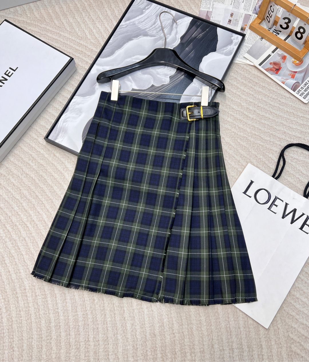NO:308421,The new 24SS autumn and winter model of this issue is very wow!  The plaid skirt is full of college style, with belt design on the sides and embroidered logo on the back, which is full of casual design! High-end production!  It can be used as a skirt or as a jacket to make a huge slim paper piece for people to wear custom imported colored wool plaid fabric!  A sweet and salty temperament girlish style!  Fashionable essence must be purchased and it is both A and cool!  No matter how you match the stacking artifact, you will look good, and you will be highly recommended to keep it. It is recommended to match it with a plaid shirt in the same color, and you will look good no matter how you match it! There are all sizes sml, miumiu, skirts, jackets & coats,shirts, alexander wang1986090924SS秋冬新款这期的miumiu很哇塞！学院风满满的格子半身裙,侧边饰有皮带设计,后面饰有刺绣logo,设计休闲感满满!高版出品！可以当裙子可以当外套的巨显瘦纸片人穿搭定制进口色织羊毛格纹面料！可甜可盐气质少女风！时髦精必入单品又A又飒！叠搭神器怎么搭都好看,强烈推荐自留款,推荐搭配同色系格子衬衫,怎么搭都好看!一个系列都有出 尺码sml,,miumiu,skirts,jackets & coats,shirts,alexander wang,Women's clothing