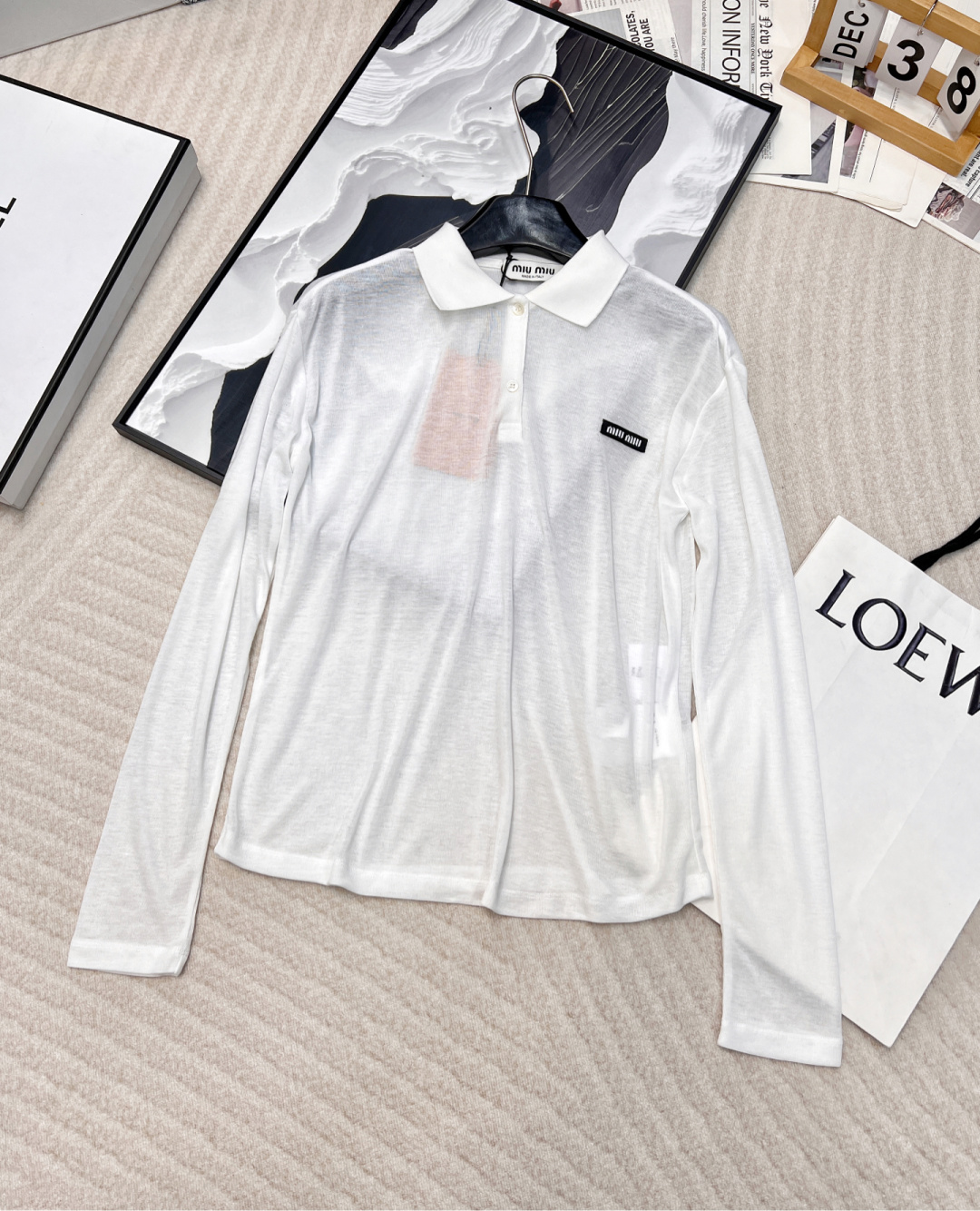 NO:294168,MIUMIU 25Ss early spring new style, thin sun protection lapel top, simple and well-behaved and slim and easy to wear 0 items that can’t be hidden, like it, cotton key, this fabric is delicate and dense, light and comfortable, and has a good feel, so the upper body is soft and skin-friendly. The threaded collar woven on the neckline is not easy to deform. The style cannot be said to be amazing, but it is young and energetic. This fabric has a slightly transparent effect. It is very insolent to the body~ The style is also super inconspicuous to the body, but the upper body is instantly planted, and the translucent feeling is super fashionable! It is very good for various combinations, a must-have fashionable item! The three-standard complete colors, white, gray, black and three colors!  Size sml, miumiu,alexander wang19860909MIUMIU 25Ss早春新款 薄透防晒翻领上衣 简单又乖巧显瘦好穿0出错的单品,藏不住的喜欢,棉重点这个面料织法细腻密 轻薄 舒适 手感好,所以上身柔软亲肤感是浑然天成的,领口单独色织的螺纹领不易变形,版型不能说有多惊艳,但是年轻有活力 这个面料是微微透视的效果 单穿叠穿都很有ins风～ 版型对身材的包容度也超 单看不起眼,但上身瞬间被种草,若影若现的透感超时髦! 用来做各种搭配都很不错,必备的时髦单品!三标齐全颜色白色灰色黑色三色出！ 尺码sml,,miumiu,alexander wang,Women's clothing