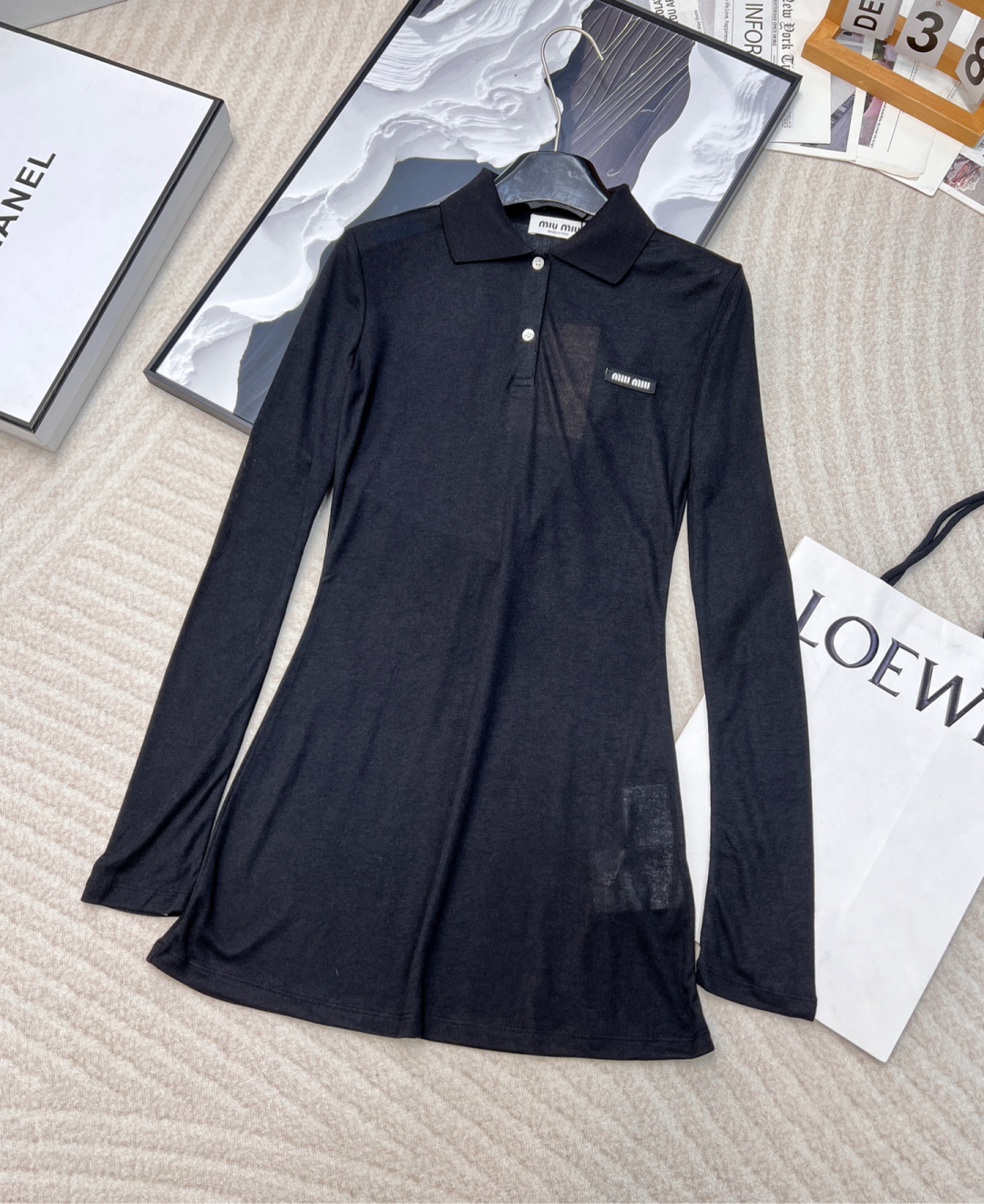 NO:294163,MIUMIU 25Ss early spring new style, thin sun protection lapel dress, simple and well-behaved and slim and easy to wear 0 items that can’t be hidden, the key point is that this fabric is delicate and dense, light and comfortable, and has a good feel, so the upper body is soft and skin-friendly. The threaded collar woven on the neckline is not easy to deform. The style cannot be said to be amazing, but it is young and energetic. This fabric has a slightly transparent effect. It is very insulting to the body~ The style is also super inconspicuous to the body, but the upper body is instantly planted, and the translucent feeling is super fashionable! It is very good for various combinations, a must-have fashionable item! Three colors are out of size sml,,miumiu, skirts, alexander wang19860909MIUMIU 25Ss早春新款 薄透防晒翻领连衣裙 简单又乖巧显瘦好穿0出错的单品,藏不住的喜欢,重点这个面料织法细腻密 轻薄 舒适 手感好,所以上身柔软亲肤感是浑然天成的,领口单独色织的螺纹领不易变形,版型不能说有多惊艳,但是年轻有活力 这个面料是微微透视的效果 单穿叠穿都很有ins风～ 版型对身材的包容度也超 单看不起眼,但上身瞬间被种草,若影若现的透感超时髦! 用来做各种搭配都很不错,必备的时髦单品!三色出 尺码sml,,miumiu,skirts,alexander wang,Women's clothing