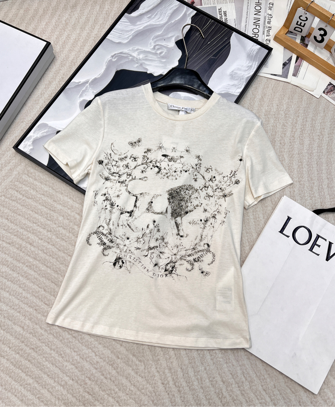 NO:294160,DIOR round-neck iron diamond printed linen short-sleeved T-shirt, breathable and comfortable, full texture, highlights the brand style, slightly elastic, presents a slim visual effect, large body decorates natural elements such as lion and flower moon butterfly, superimposed on forest logo font, fairy style unified and coordinated, and the brand's advanced design sense is full, continuing the consistent elegant aesthetic of Big D. The slim fit T-shirt is not casual and loose, but creates exquisite. The fitting tailoring, the upper body shoulders are shoulders, the waist is waist, and the Fiber often shows spirit. This piece is super slim! ! It's really great! ! The top body with a great style is slim and very elegant! Absolutely versatile model. It’s very versatile and must be a must-have because it’s really beautiful and easy to wear! ! ! Size sml,dior,T-shirt,tees,t-shirt,alexander wang19860909DIOR圆领烫钻印花亚麻短袖T恤,透气舒适 质感十足 凸显品牌格调 略带有弹力 呈现显瘦视觉效果 大身装饰雄狮和花月蝴蝶等自然元素 叠加森系徽标字体 仙气风格统一协调 柳丁烫钻加持 品牌高级设计感拉满 ,延续大D一贯的优雅审美,修身合体版型的T恤 不是随性宽松,而是塑造玲珑.合身的剪裁,上身肩是肩,腰是腰,菲常显精神 这件超显瘦！！真的太可了！！版型超棒的上身贼显瘦设计非常显氣質！ 绝对的万能款 很百搭怎么都得必备一件 因为真的太好看太好穿！！！ 尺码sml,,dior,T-shirt,tees，t-shirt,alexander wang,Women's clothing