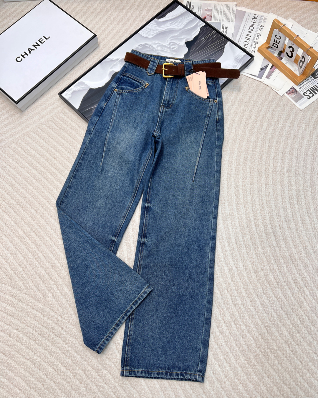 NO:294113,Miumiu24Ss autumn and winter new MIU rear bag embroidered letter straight trousers, customized denim fabric, classic washing blue solid color and soft, MIU’s classic style, front line threading and seaming edge three-dimensional design, loose style is especially suitable for pear-shaped figure, showing first-class legs, customized exclusive hardware and leather accessories with exclusive belts, popular products are shipped!  Size sml, miumiu,alexander wang19860909miumiu24Ss秋冬新品MIU*后袋刺绣字母直筒长裤,定制牛仔面料,经典水洗蓝固色加软,MIU家经典版型,前幅走线缝边立体感超强设计,宽松的版型特适合梨形身材,显腿长一流,定制专属五金皮牌配饰搭配专属皮带,爆款出货！ 尺码sml,,miumiu,alexander wang,Women's clothing