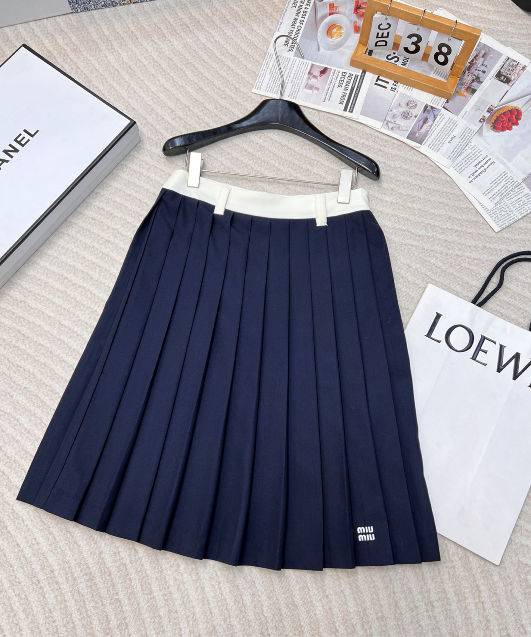 NO:294128,Miumiu's new Academy style contrasting color pleated pleated skirt, all the advantages are combined into one, and the twists and turns of the pleated skirt. The drip and the size of the skirt are just right... Customized new elements contrasting color webbing stickers around the waist. The romantic pleated skirt is so retro that it is so beautiful that there are no friends!  It can be sweet or salty, fashionable and high-end!  It's really awesome. The waist design is so comfortable that it adds the casual feeling of a pleated skirt. One piece can be easily worn with a lazy item that can go out. The hem of the skirt is heavy-duty pleated, naturally spreading to the A-shaped shape, smooth and exquisite, and the high waistline pulls out the scheming effect of long legs~ Size sml, miumiu, skirts, alexander wang19860909miumiu新款学院风撞色拼接百褶半裙, 所有优点集于一身的百褶半裙一波三折的工艺 垂度、裙摆大小一切都刚刚好… 定制新元素撞色织带拼接腰间 浪漫压褶裙摆复古风美到没朋友！可甜可盐上身时髦又高级！ 真的是绝绝子,腰部的设计太舒适了增加了百褶裙的休闲感,一件就能轻松穿搭出门的懒人单品,裙摆重工压褶 ,自然散开呈A型,流畅而精致,高腰线拉出了大长腿的心机效果～ 尺码sml,,miumiu,skirts,alexander wang,Women's clothing