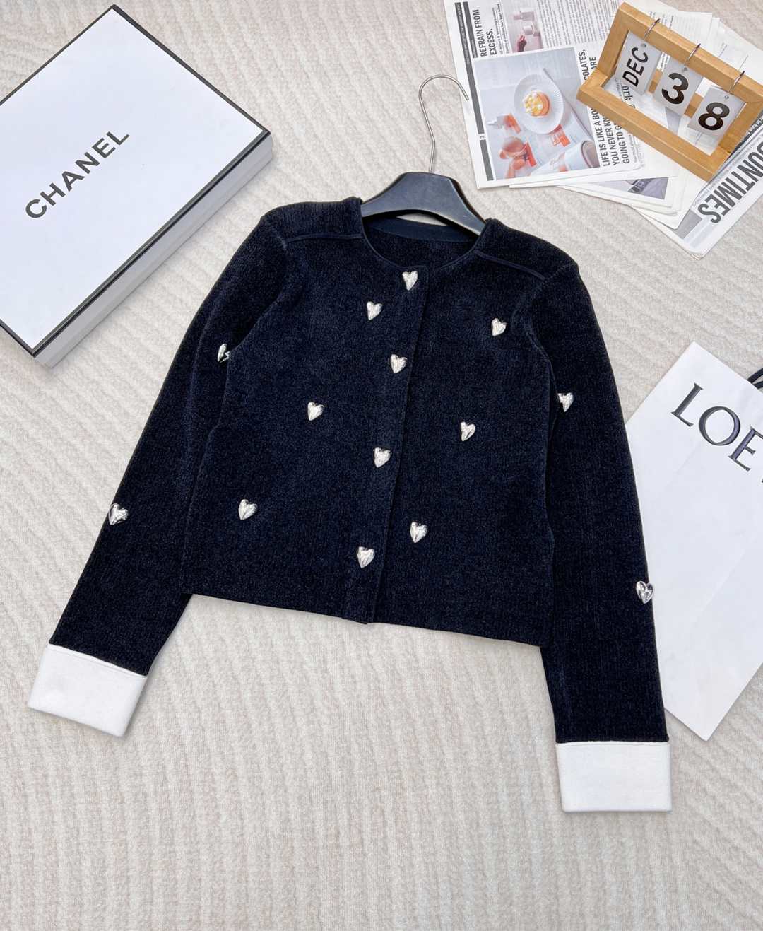 NO:294123,CHANEL's new simple small fragrance style solid color double pocket love button decorative knitted round-neck cardigan, it's so sweet and so girlish!  The touch is soft and comfortable, and the upper body will not stung at all!  Love decorations are age-reducing and fashionable!  It looks good with a skirt. Babies must recommend this one!  The upper body comes with a beauty filter~ The shallow sky blue is a gentle feeling. Sisters who pursue quality and good looks must do this!  Because it's so beautiful and so popular!  !  Nothing to pick on body shape or age... The big product has been released. Size sml, chanel, skirts, jeans, alexander wang19860909CHANEL早春新款简约小香风纯色双口袋爱心扣装饰针织圆领开衫,一眼就相中了 真是太甜 太少女心了！手感柔糯舒服 上身完全不会扎身！爱心装饰减龄又时髦！搭配半裙 牛仔裤都好看 宝宝们这件一定要推！上身自带美颜滤镜～浅浅的天空蓝是温柔的感觉 追求品质颜值的姐妹这款必须冲！因为实在太美 太火啦！！完全不挑身材不挑年龄的 款…大货已出 尺码sml,,chanel,skirts,jeans,alexander wang,Women's clothing