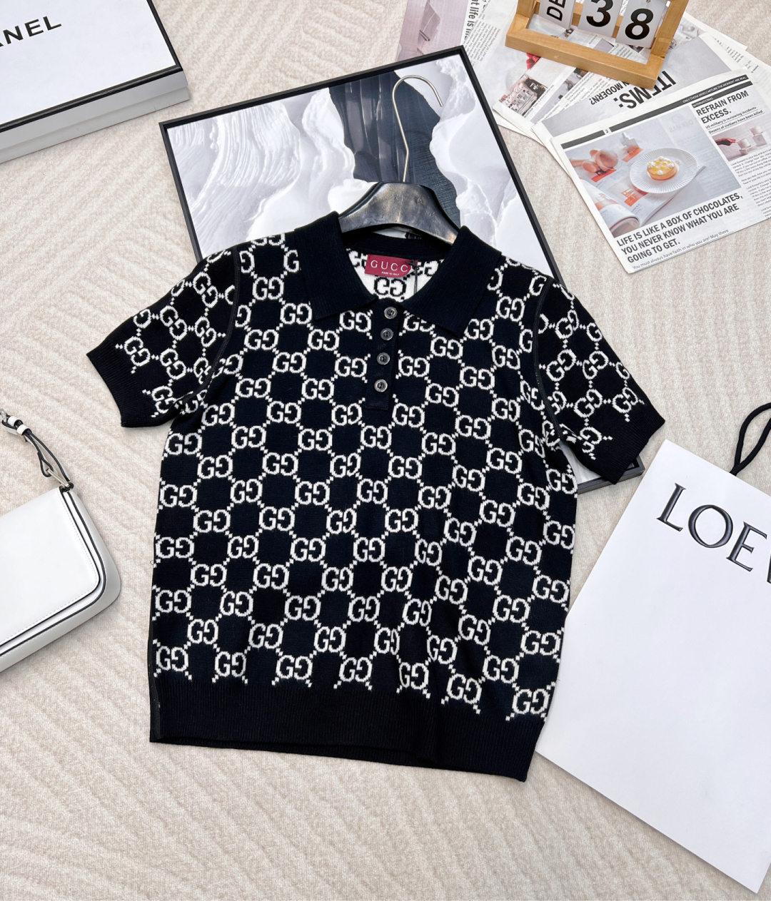 NO:294152,Gucci 2025 early spring new style jacquard short-sleeved top with two sides, customized YB wool knitted material, delicate and soft, breathable and comfortable, exquisite lapel knitted short-sleeved style, half-pallet collar design, threaded edge-cover details, full body decoration contrasting black and white double G logo, reverse color inside and outside can be worn in two colors, realizing one dress and two clothes, strong retro style, playful and age-reducing, easy to control during daily travel or easy gathering, customized surface accessories, a series of outlines!  Size sml, gucci, T-shirt, alexander wang19860909Gucci2025早春新款两面穿提花短袖上衣,定制YB羊毛针织材质 细腻柔软 透气舒适 精致翻领针织短袖版型 半开襟领设计 螺纹包边细节满分 通体装饰撞色黑白双G标识 内外反转色可作两色穿 实现一衣两穿 复古风格强烈 俏皮减龄显白 日常出行或轻松聚会轻松驾驭 定制面辅料 一个系列出！ 尺码sml,,gucci,T-shirt,alexander wang,Women's clothing