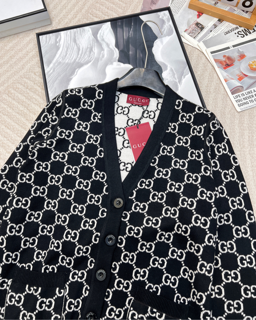 🆕Gucci早春新款两面穿提花针织开衫，定制YB羊毛针织材质 质感细腻 毛感舒适明显 V领针织开衫 点缀
